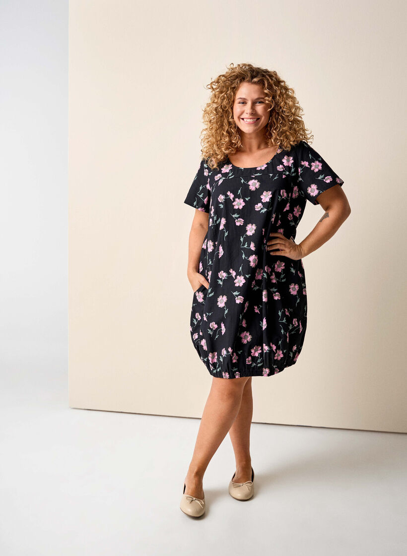 Bawelniana sukienka z kr&oacute;tkim rekawem i nadrukiem, Czarne, Image image number 0