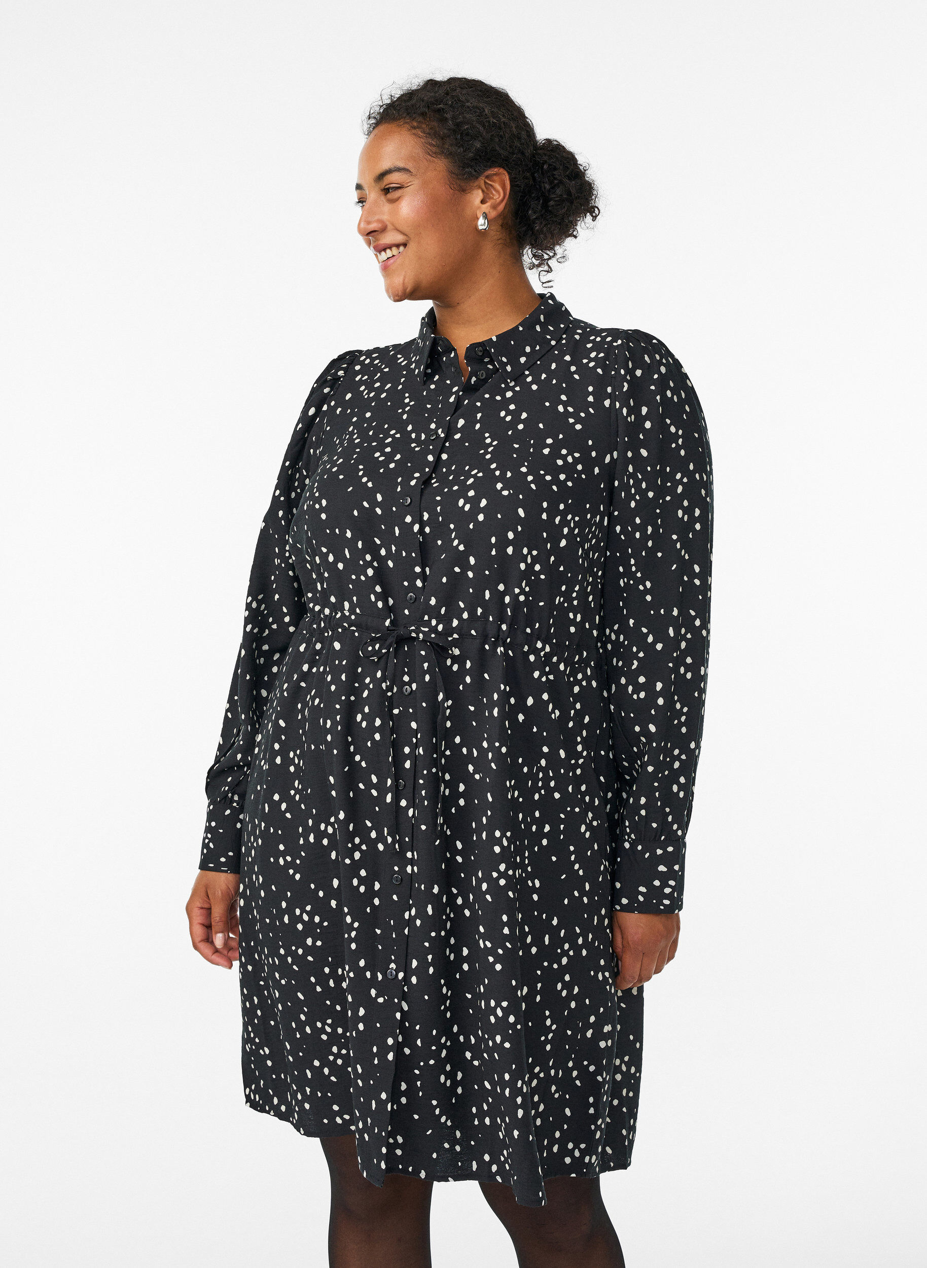 Sukienka koszulowa z pasem i nadrukiem, Czarne, Model