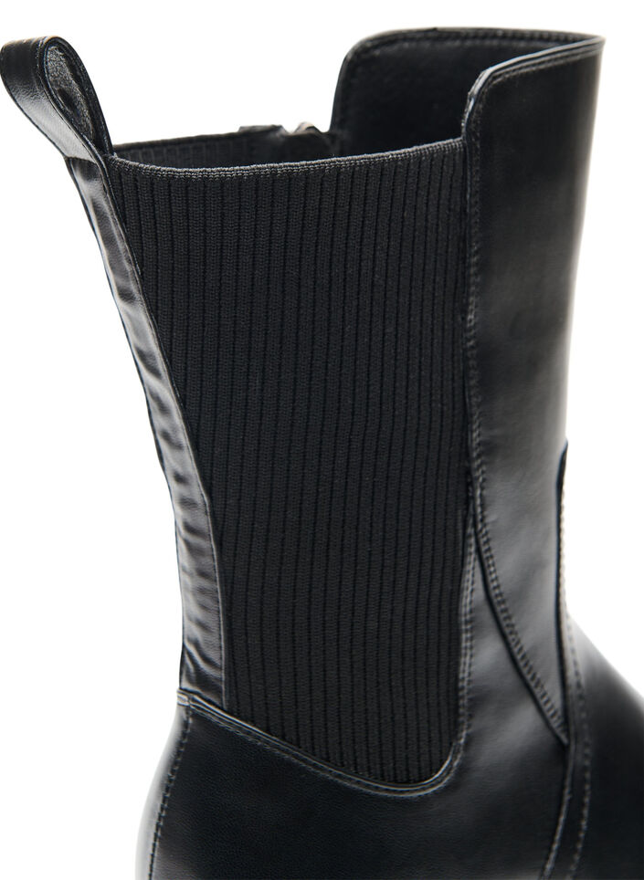 Buty Chelsea z grubejsza podeszwa i lam&oacute;wkami z ryflowanej gumy, Czarne, Packshot image number 2