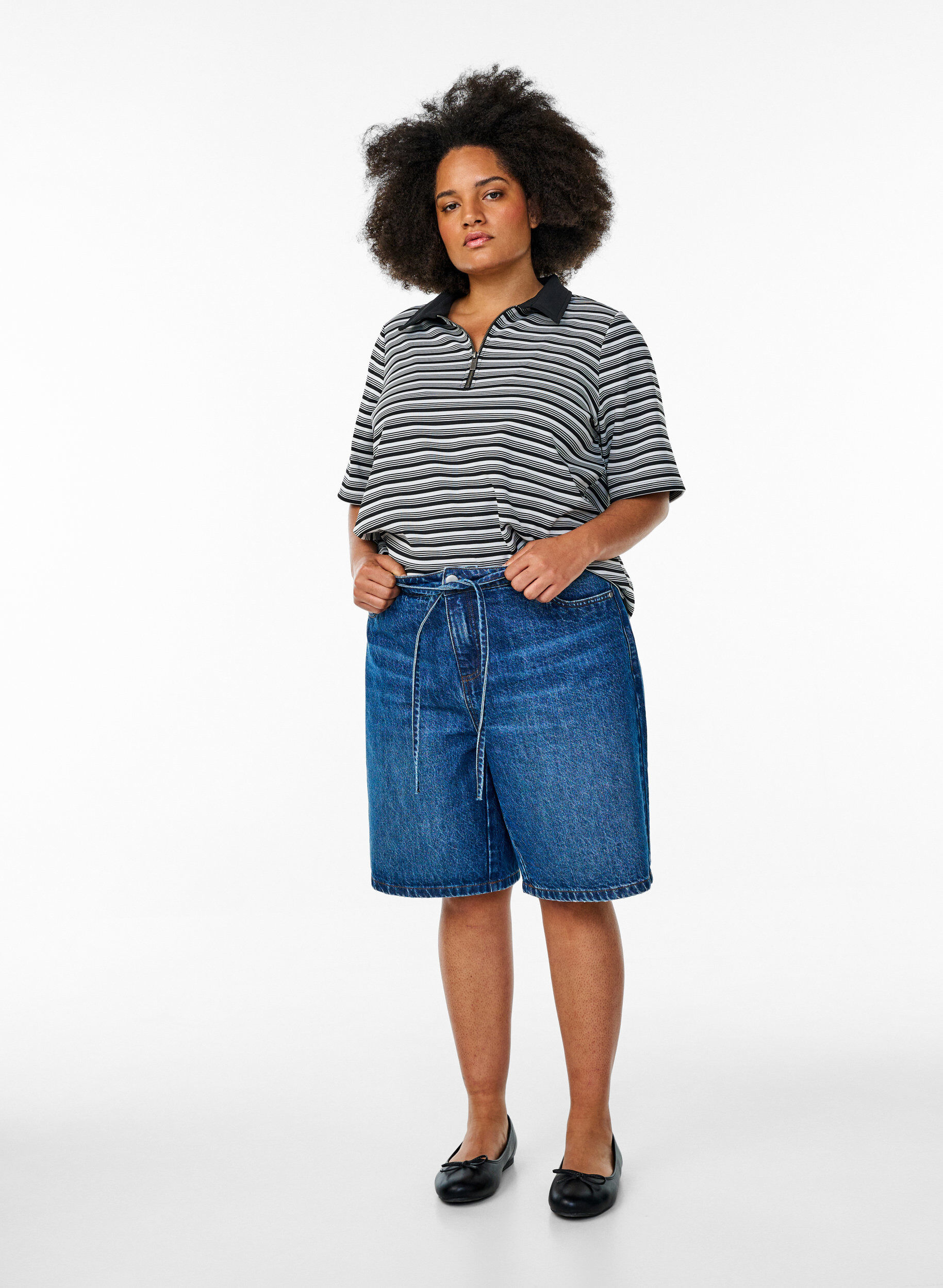 Zizzi Koszulka polo w paski z kr&oacute;tkim rekawem i zamkiem blyskawicznym, Czarne, Model image number 1