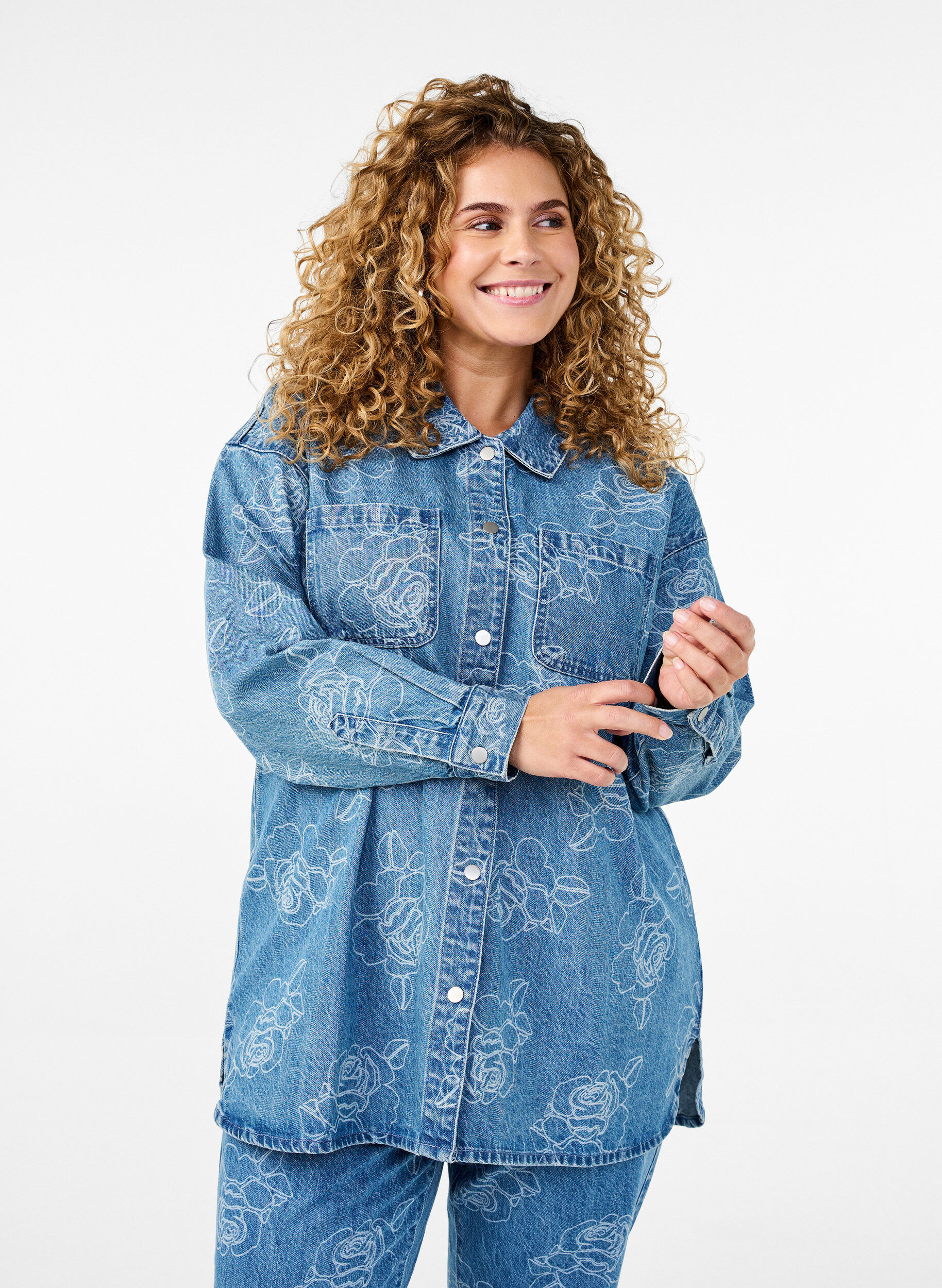 Zizzi Kurtka jeansowa z kwiatami, Light Blue Denim, Model image number 0