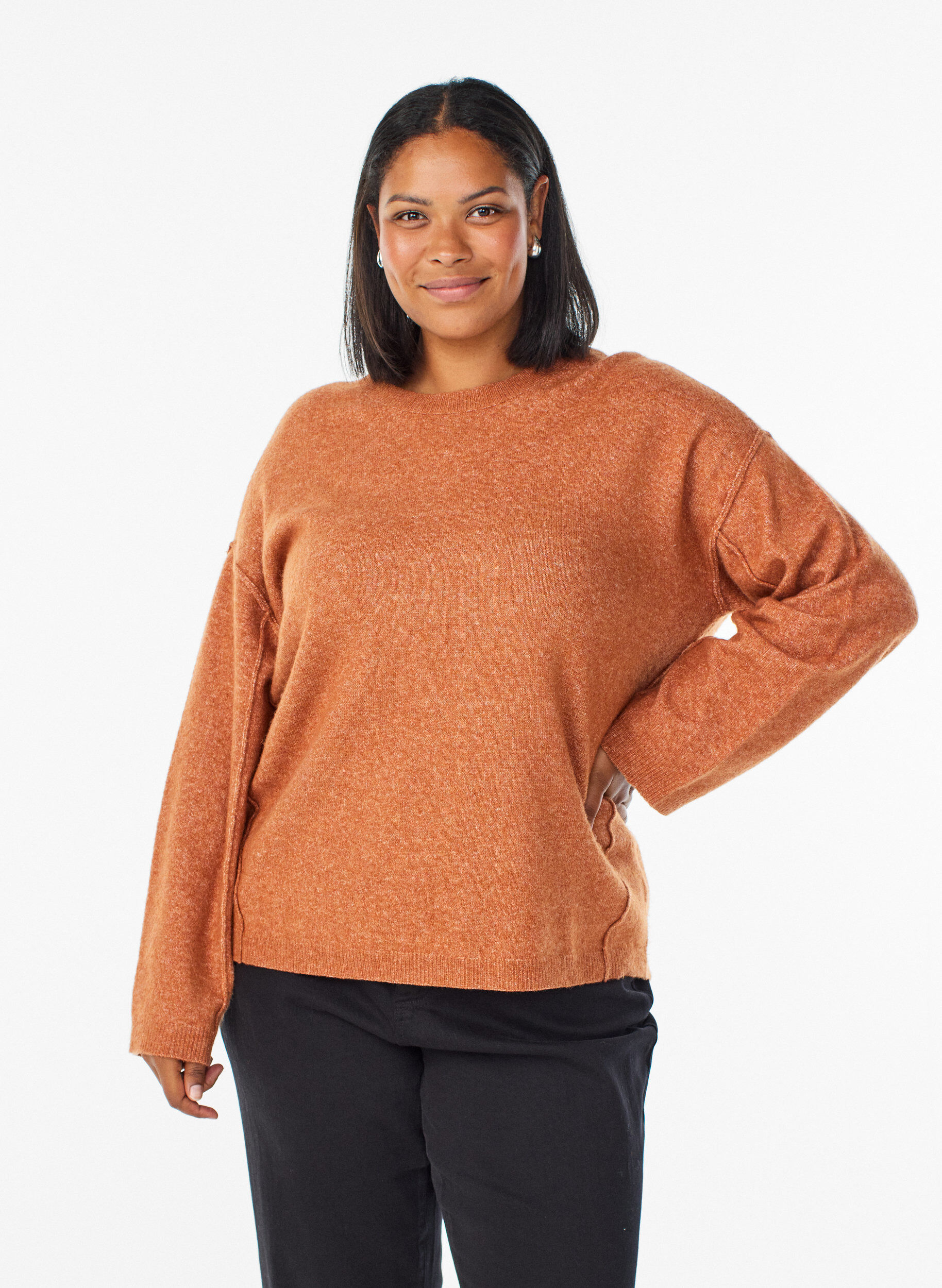 Luzny dzianinowy sweter z widocznymi szwami, Pomarańczowy, Model