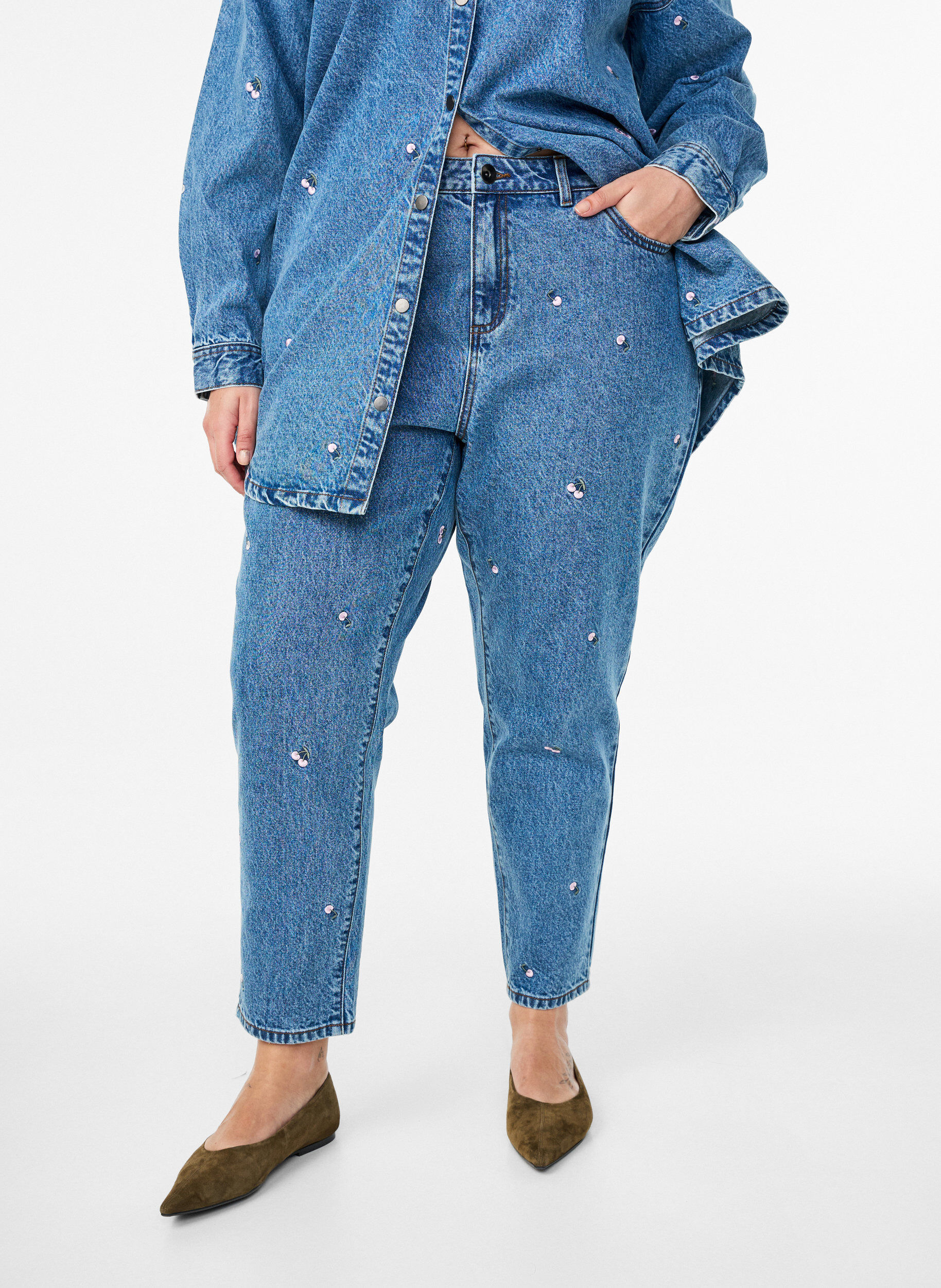 Zizzi  Jeansy Mille typu mom fit z haftem, Niebieskie, Model image number 2