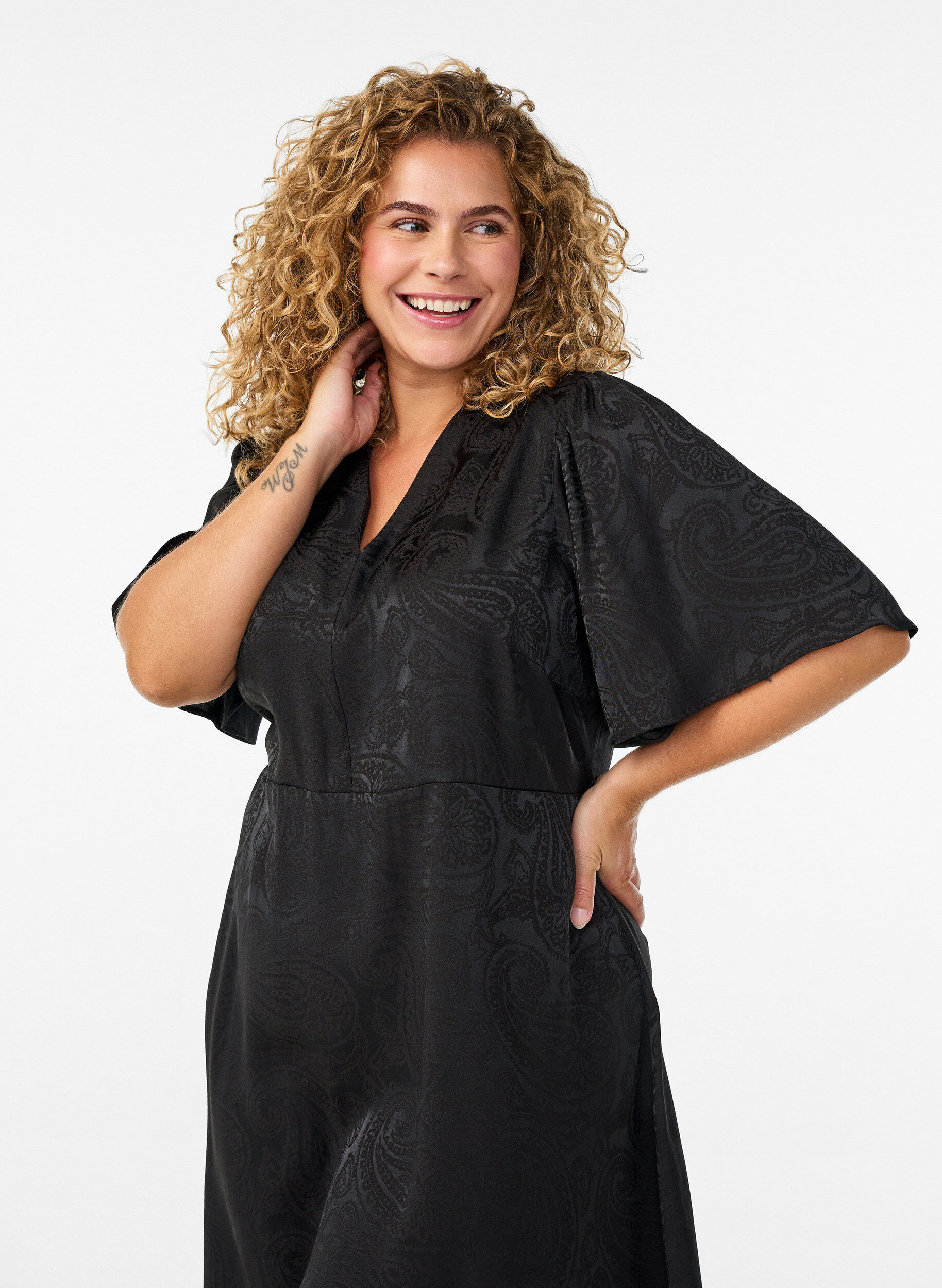 Zizzi Sukienka midi z zakardu z motywem paisley i rekawami typu nietoperz, Czarne, Model image number 2