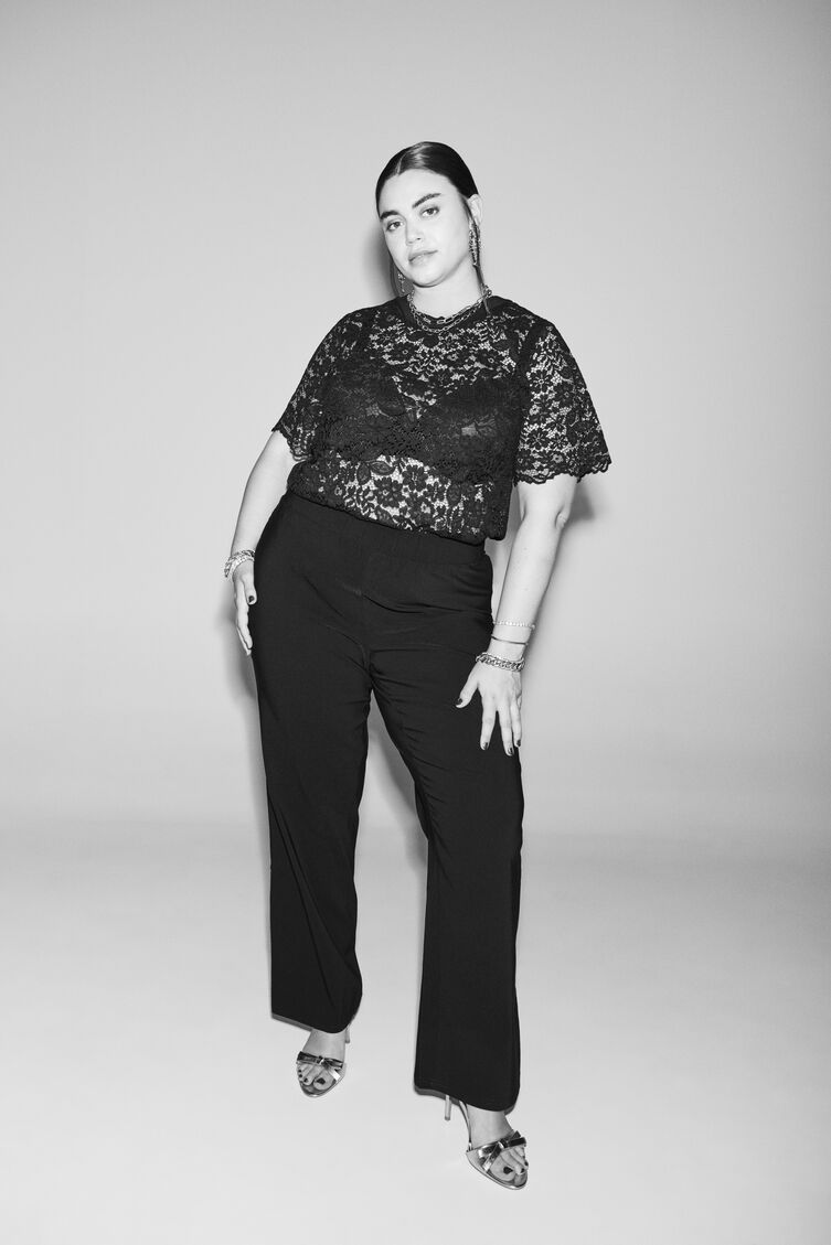 Stylizacja z koronkową bluzką, , Model