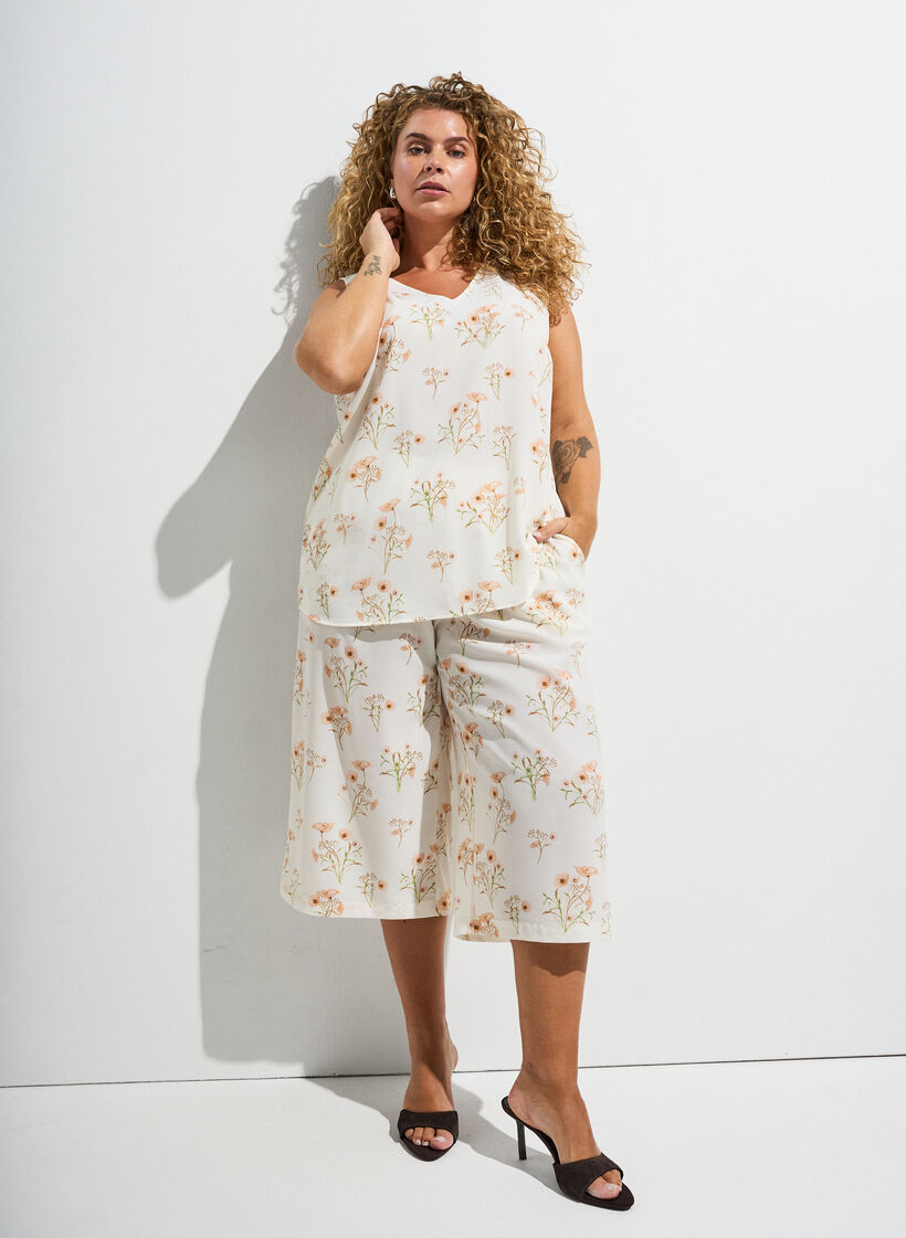 Delikatny kwiatowy sen w kolorze kremowym, , Model