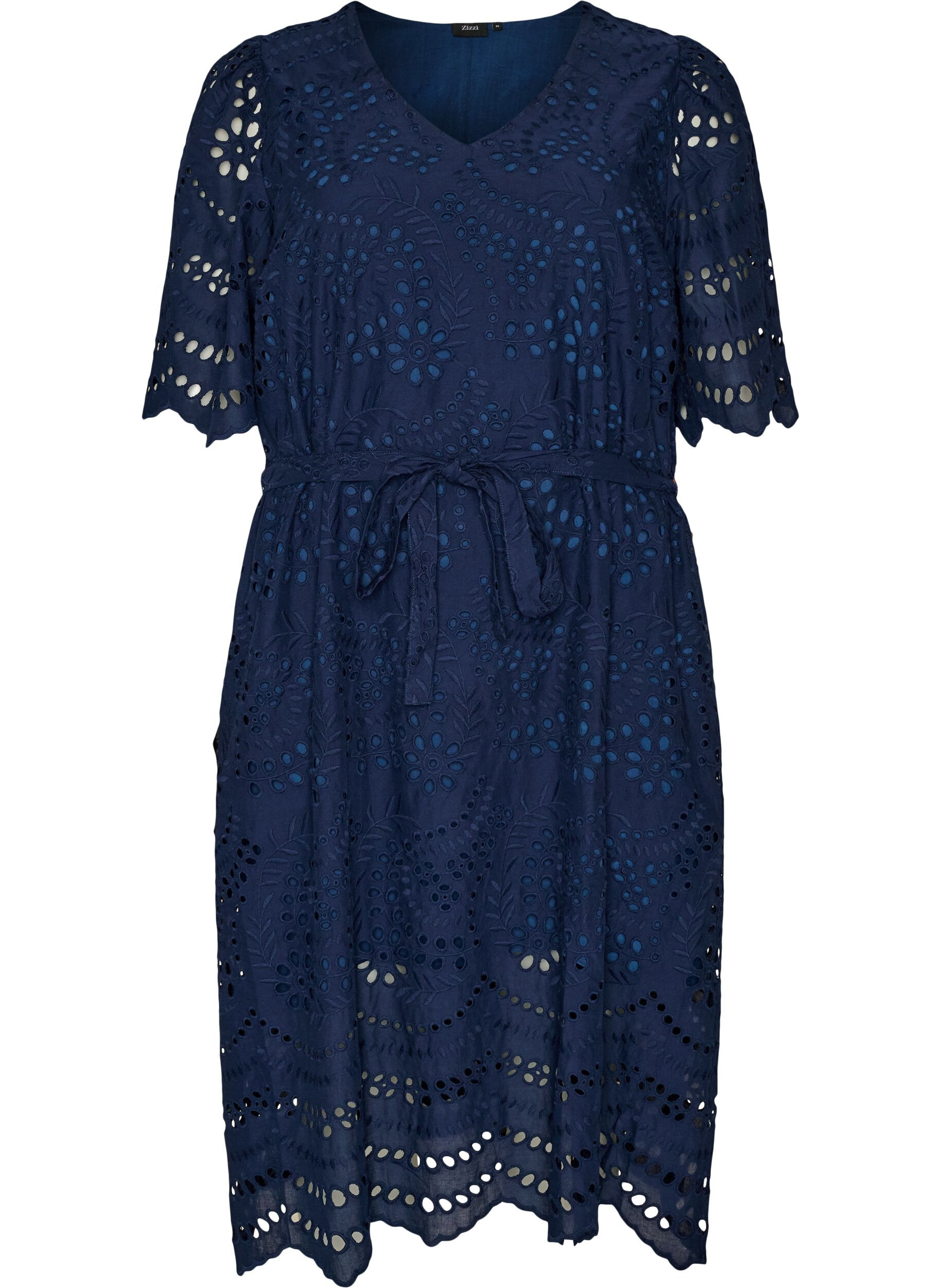 Sukienka-koszulka w stylu broderie anglaise z pasem do wiazania