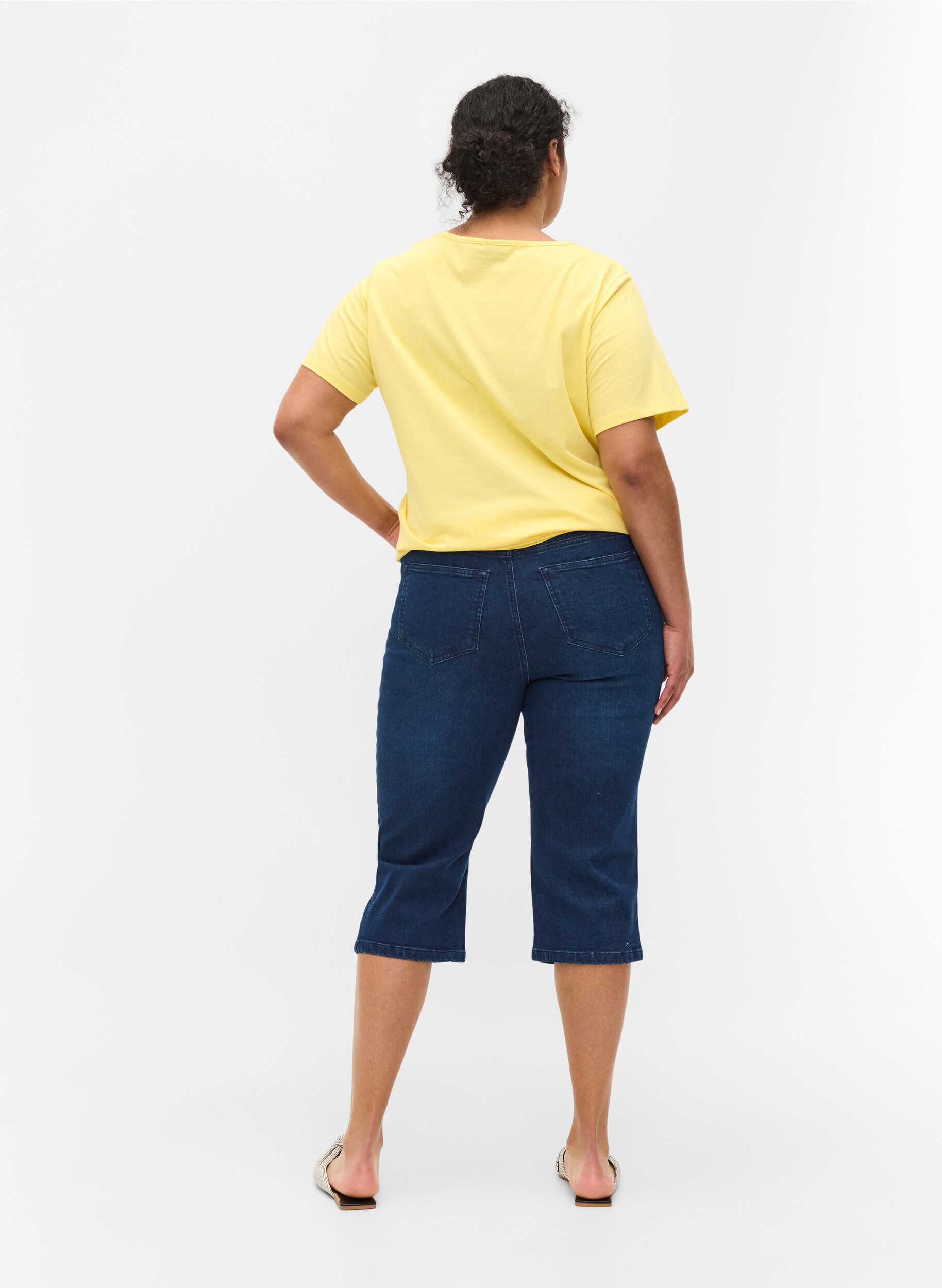 Zizzi Close-fitting denim capris in cotton, Dark blue denim, Model image number 1