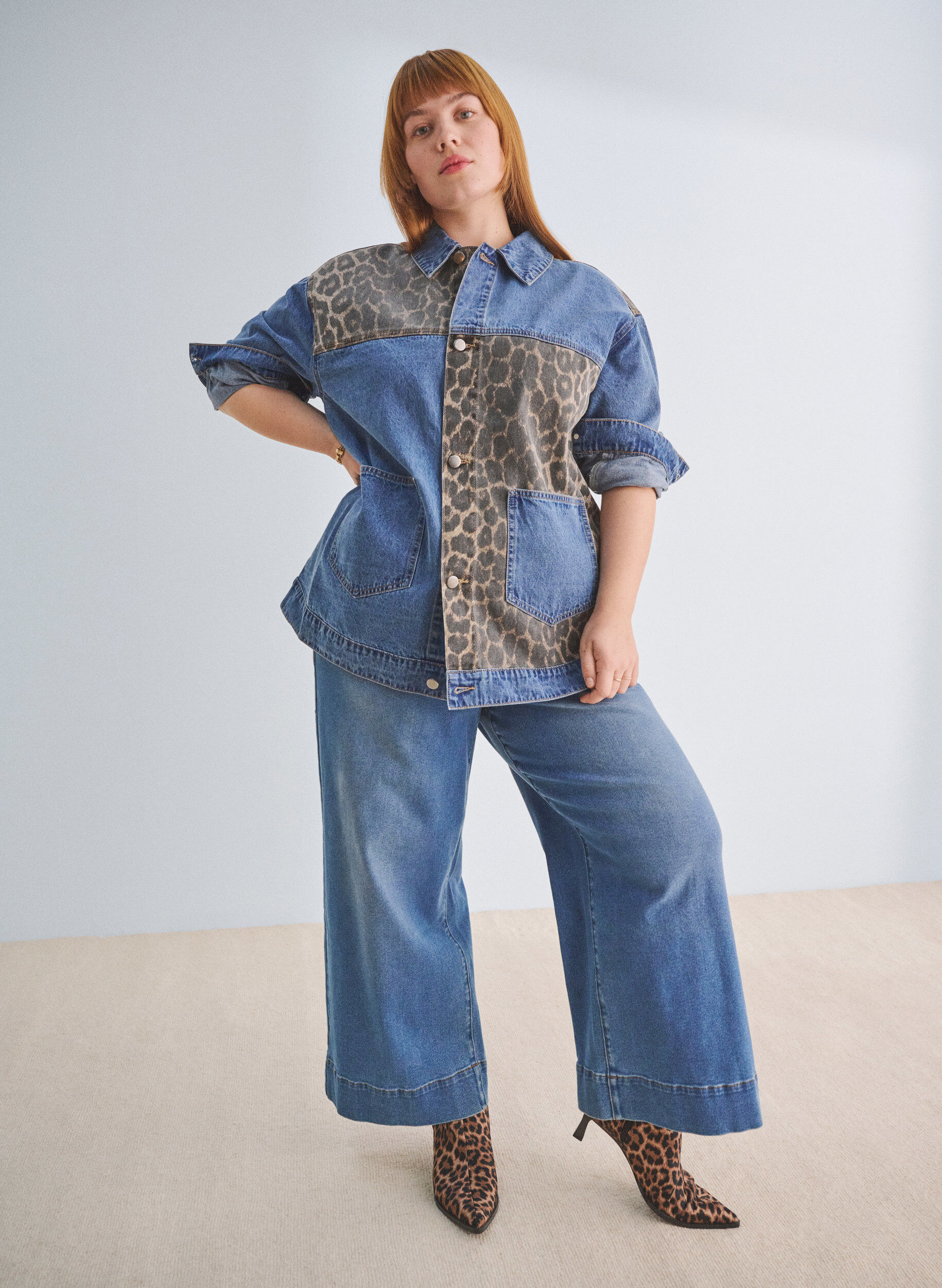 Zizzi Kr&oacute;tkie jeansy z rozkloszowanymi nogawkami, Niebieskie, Image image number 0