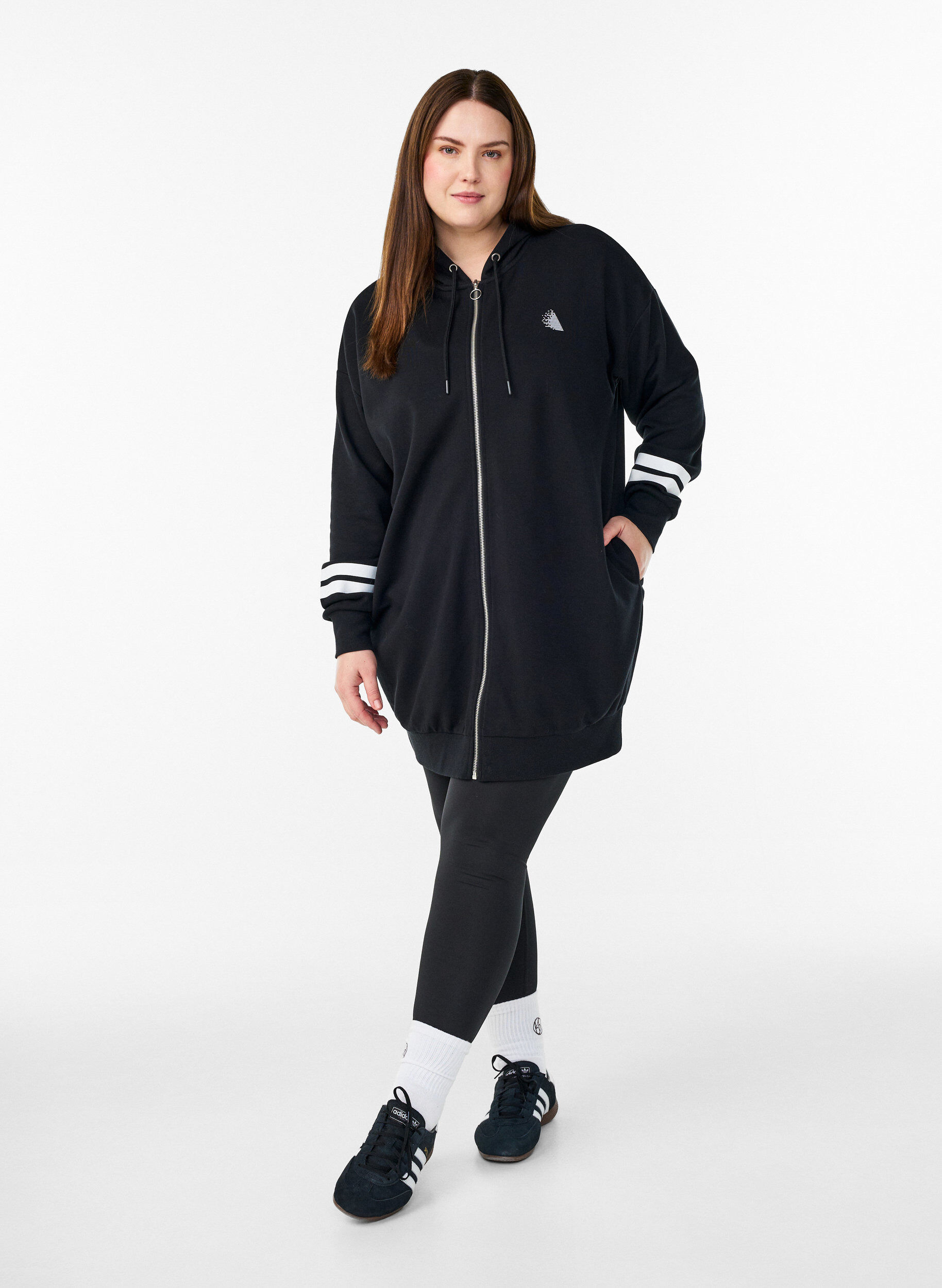 Zizzi Dlugi kardigan dresowy z nadrukowanymi detalami, Czarne, Model image number 1