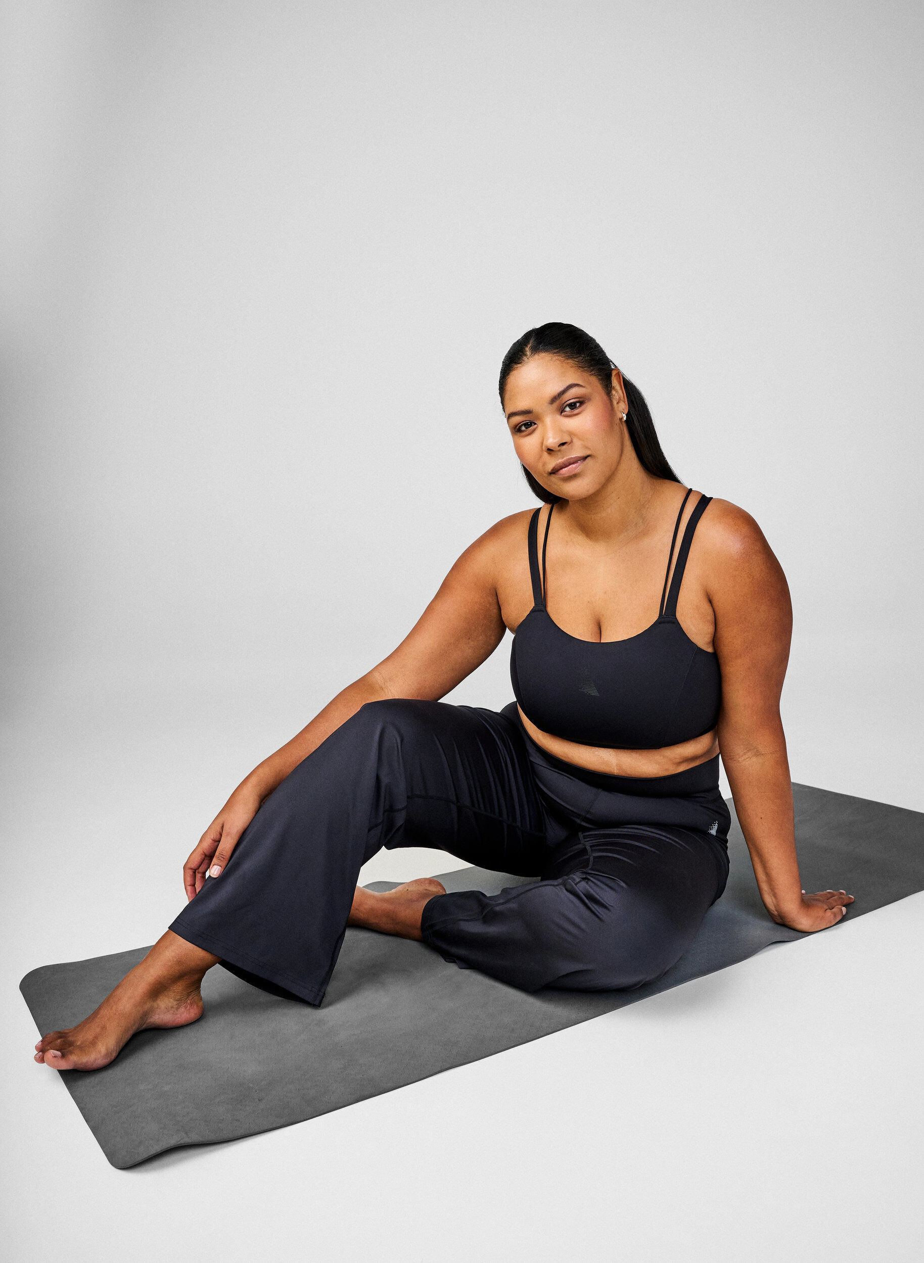 Zizzi Biustonosz sportowy z krzyzowym detalem z tylu, Czarne, Image image number 0