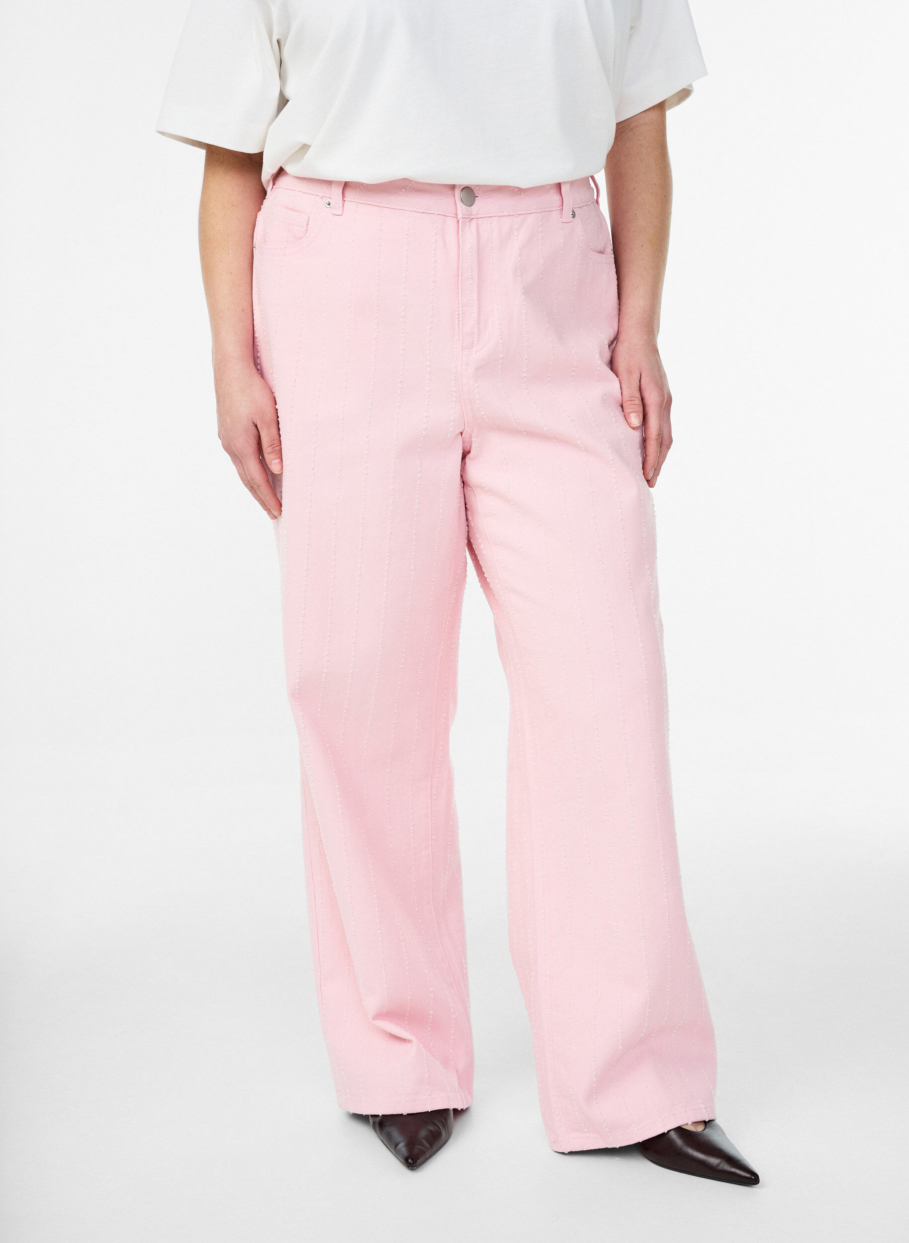 Zizzi Jeansy Myra z kolorowego denimu, o szerokim kroju i fakturowanym wzorze, R&oacute;żowy, Model image number 2