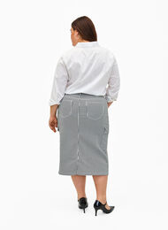 Olówkowa spódnica w paski z kieszeniami, Black & White Stripe, Model