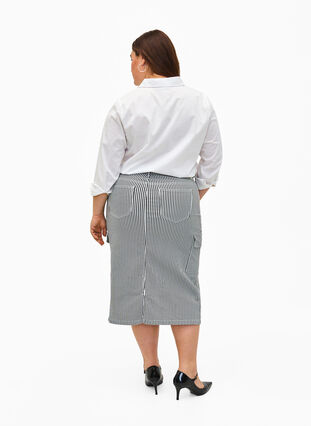Olówkowa spódnica w paski z kieszeniami, Black & White Stripe, Model image number 1