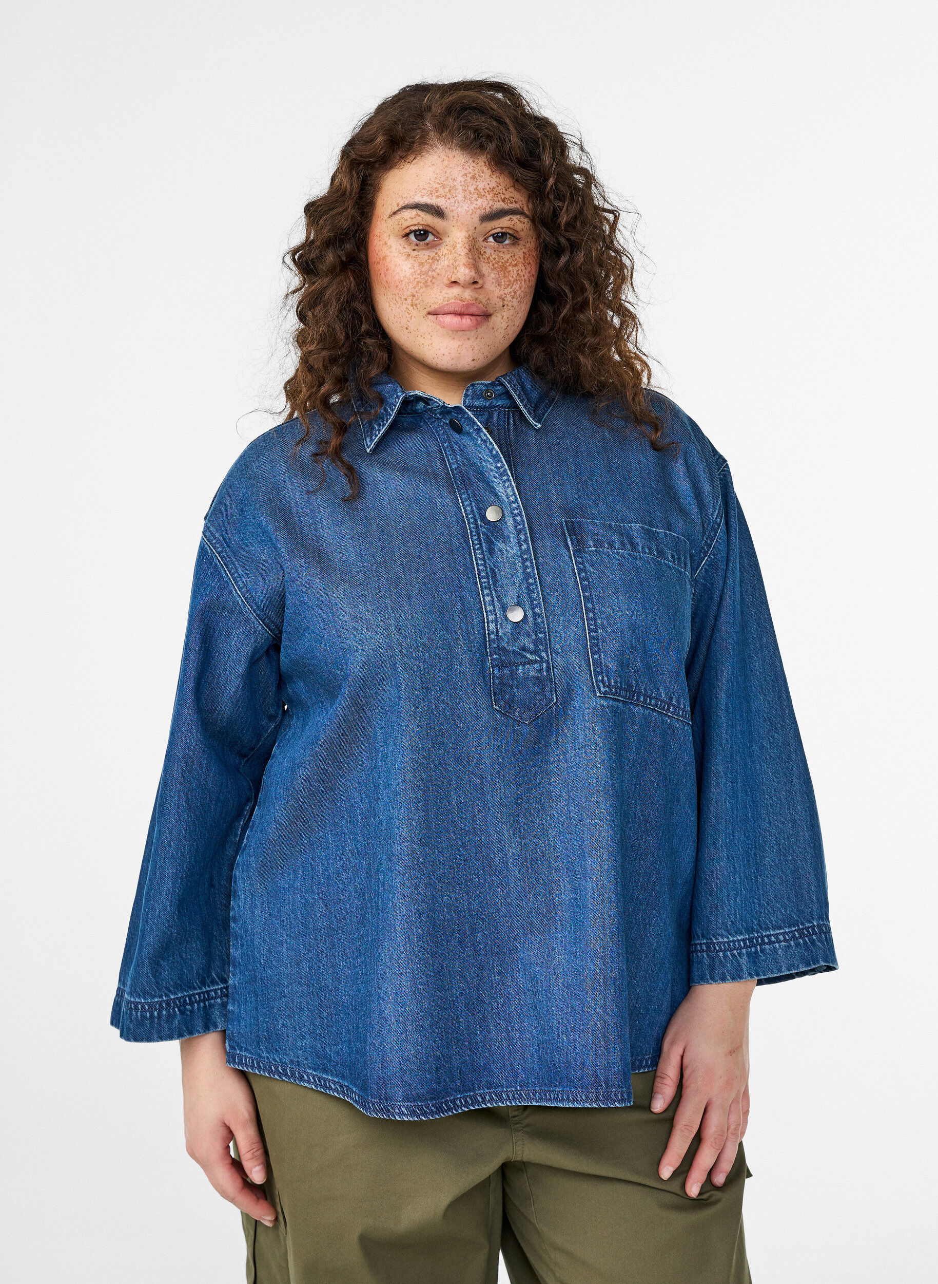 Luzna koszula z denimu z 3/4-sleeves, Niebieskie, Model