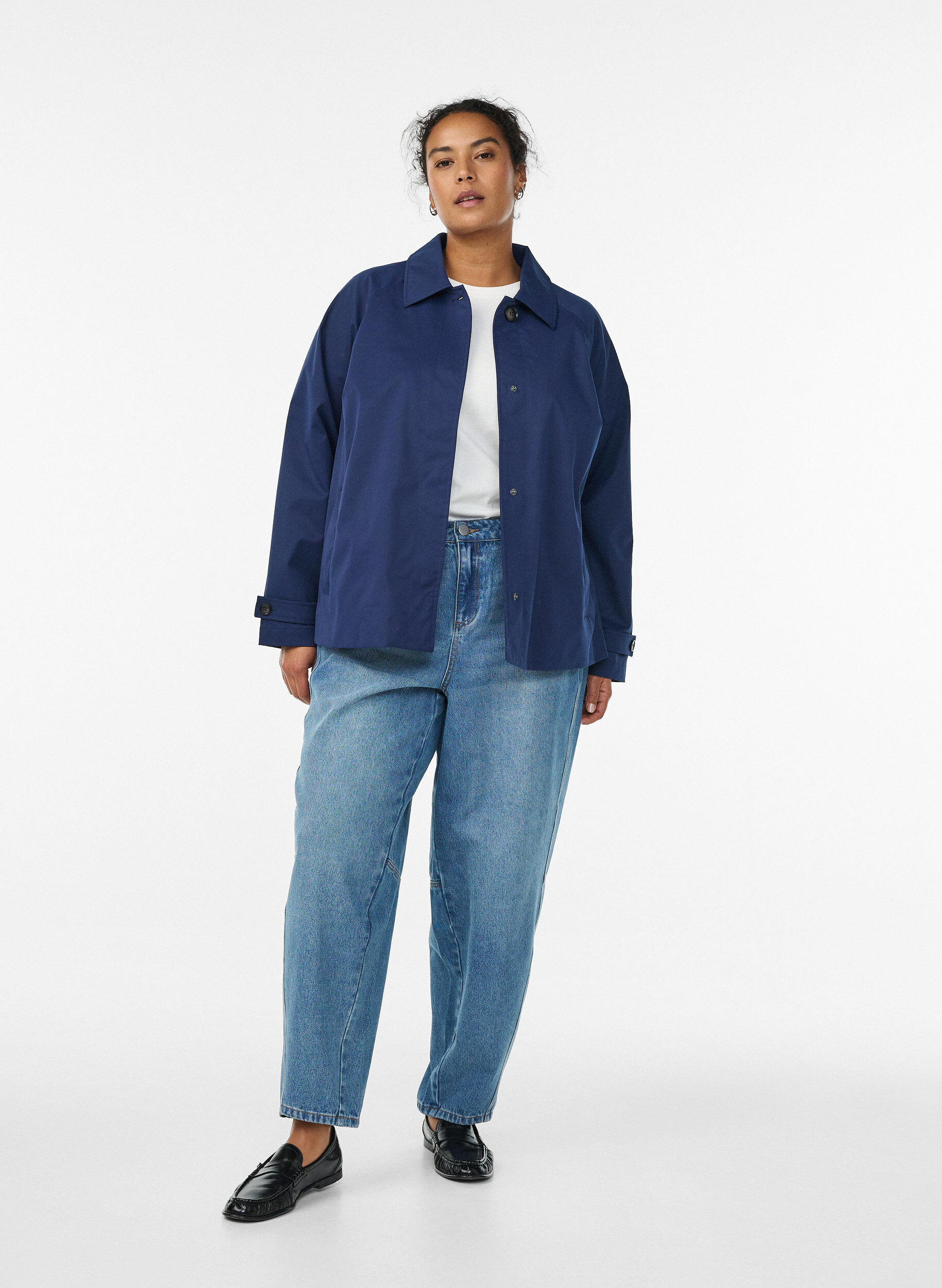 Zizzi Kr&oacute;tki trencz z kolnierzem i rekawami raglan, Niebieskie, Model image number 1