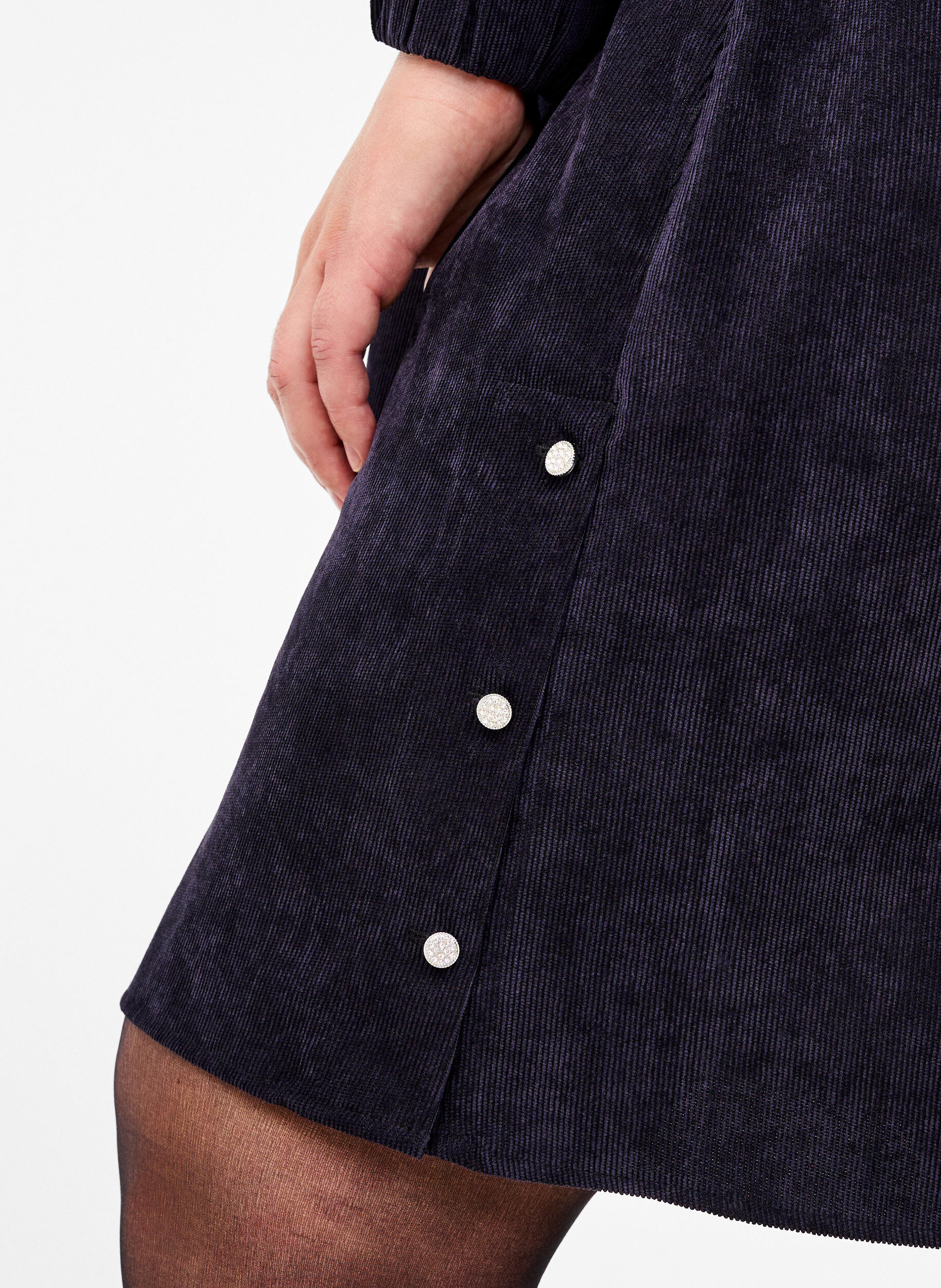 Zizzi Kr&oacute;tka aksamitna sukienka z&nbsp;kieszeniami, Black, Model image number 2