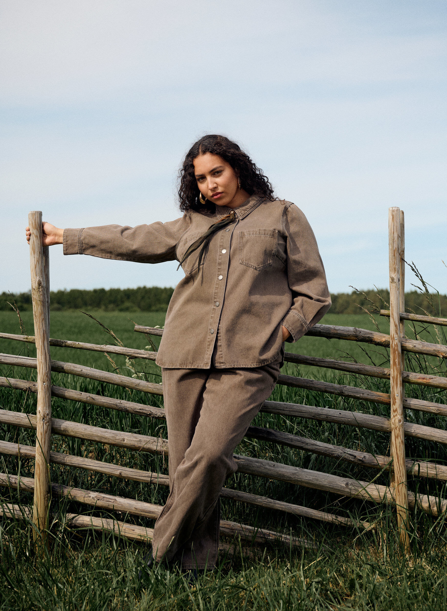 Zizzi  Jeansy o prostych nogawkach w kolorowym denimie, Brązowy, Image image number 0