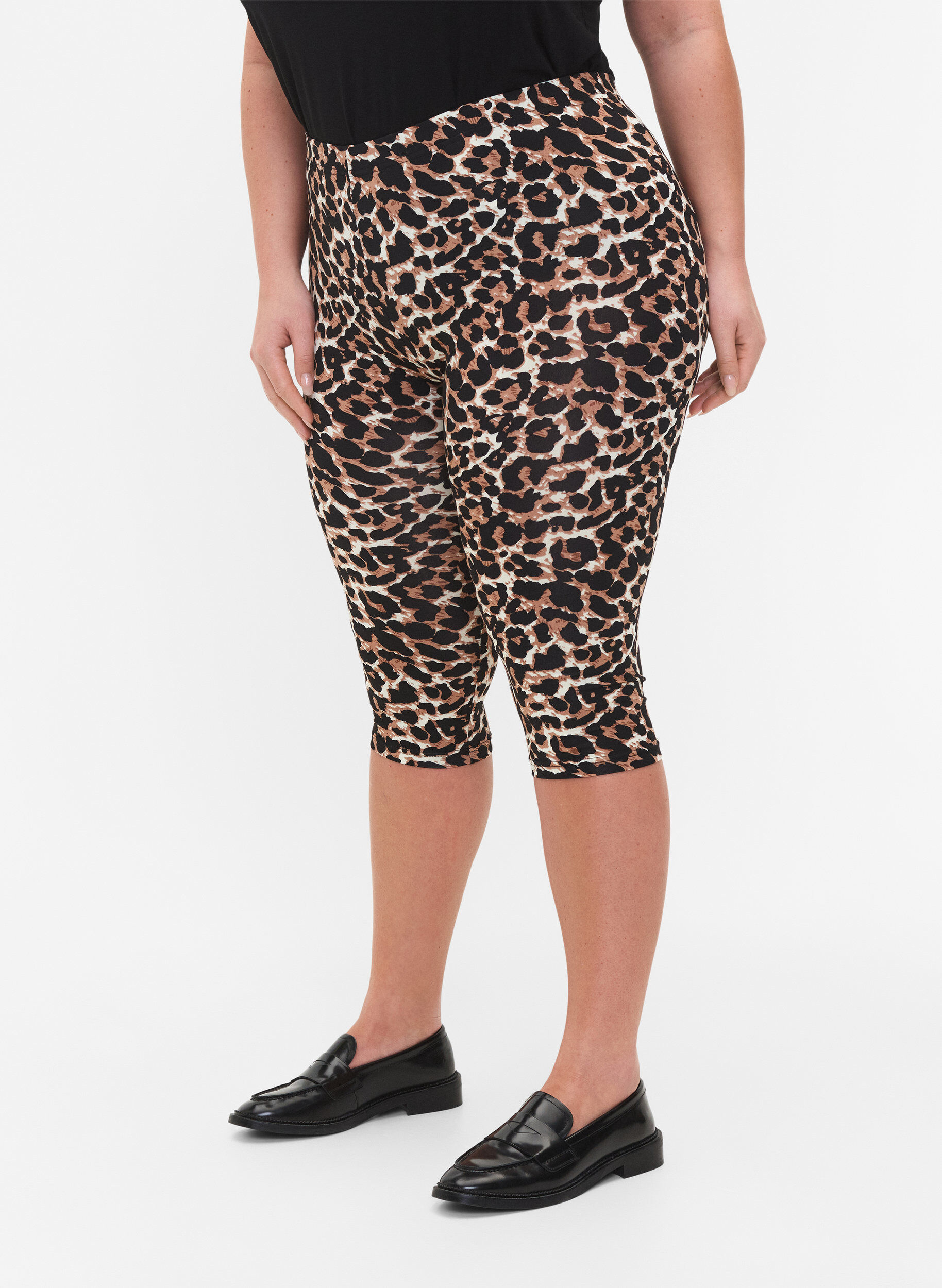 Zizzi 	 2-pack legginsy 3/4, Black / LEO AOP, Model image number 2