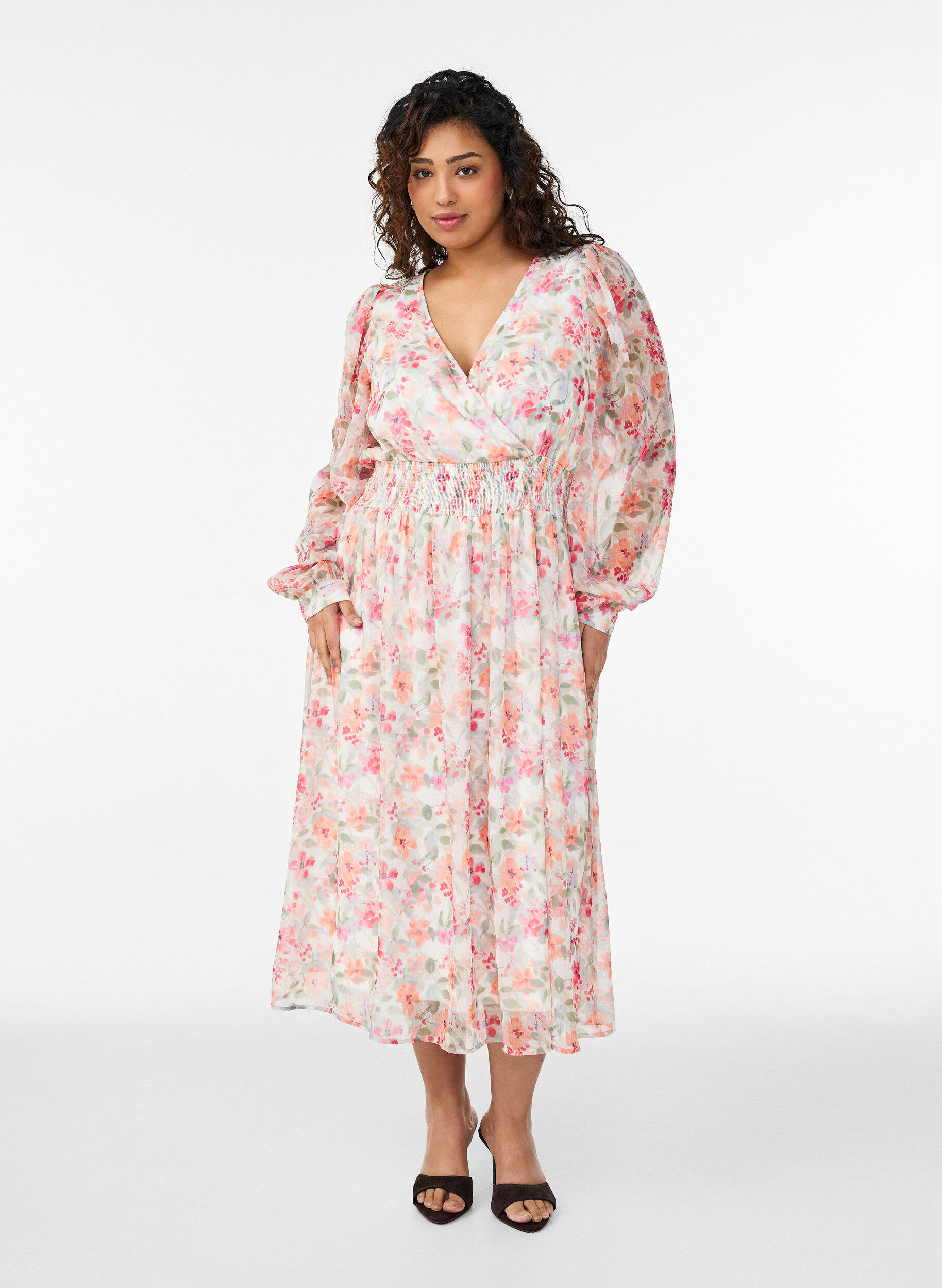 Sukienka midi w kwiaty z kopertowym efektem i smockiem, Pomarańczowy, Model