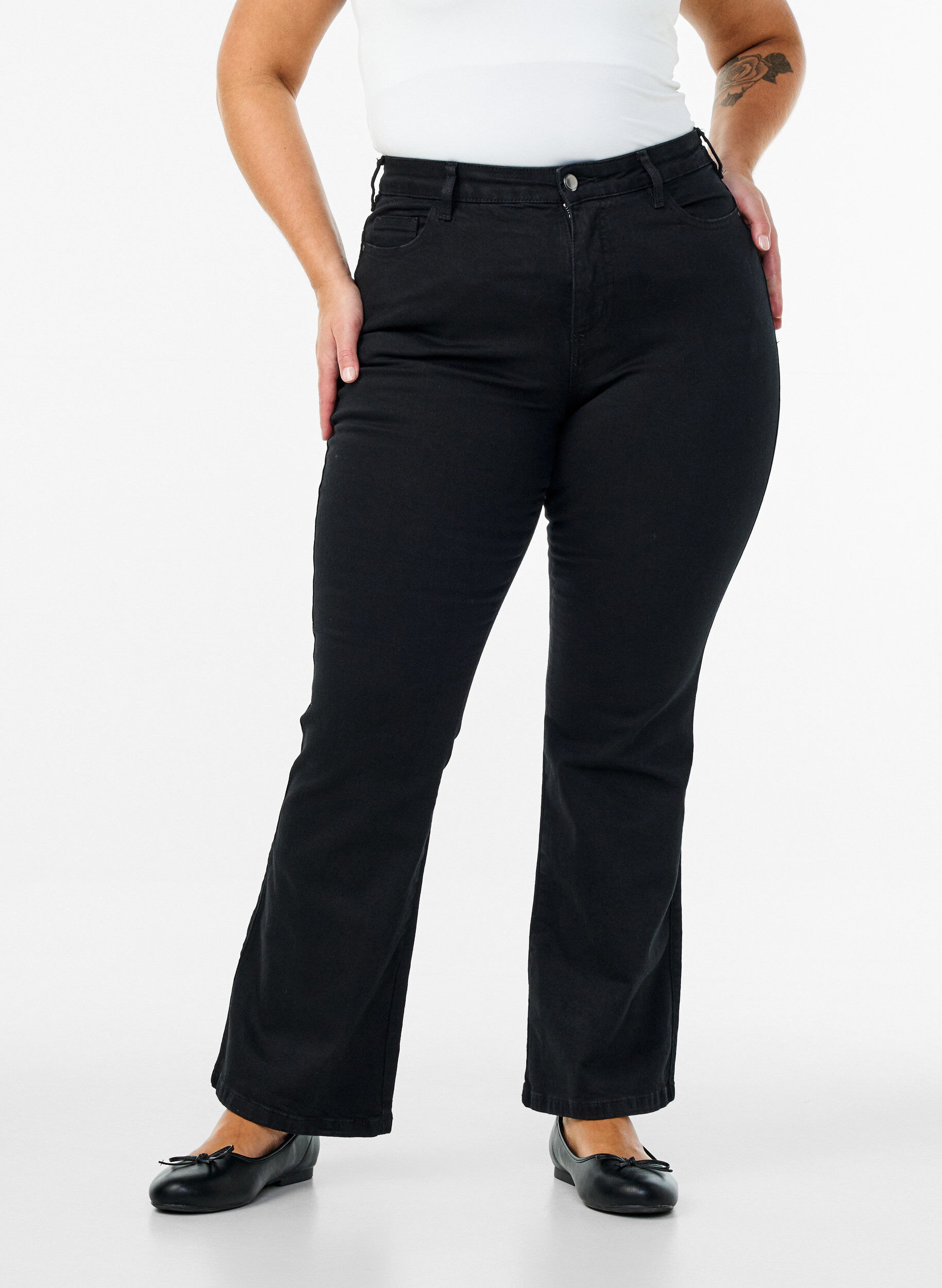 Zizzi Jeansy typu bootcut Ellen z wysoka talia, Czarne, Model image number 2