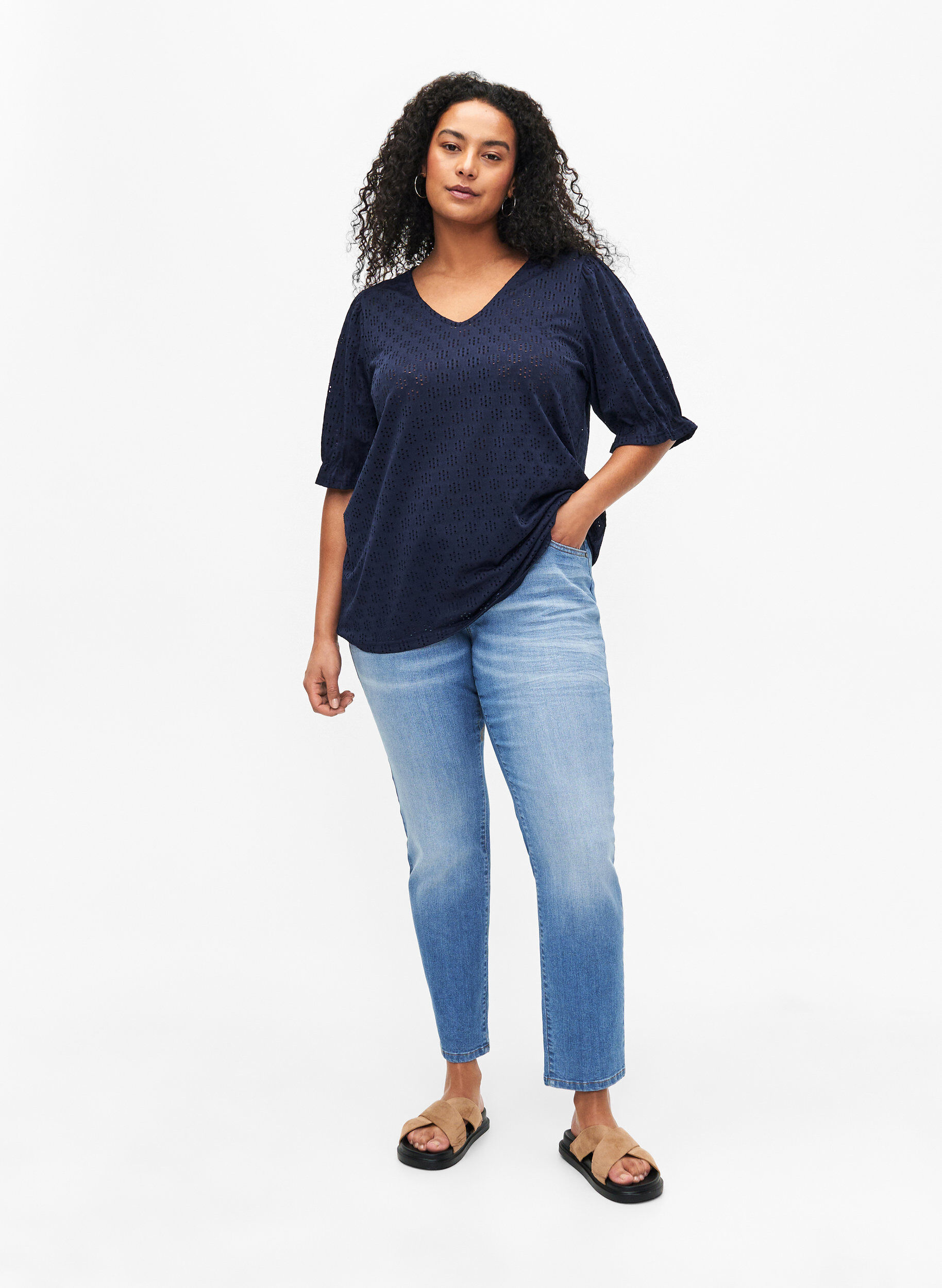 Zizzi Bluzka z dekoltem w szpic i wzorem w dziurki, Navy Blazer, Model image number 2