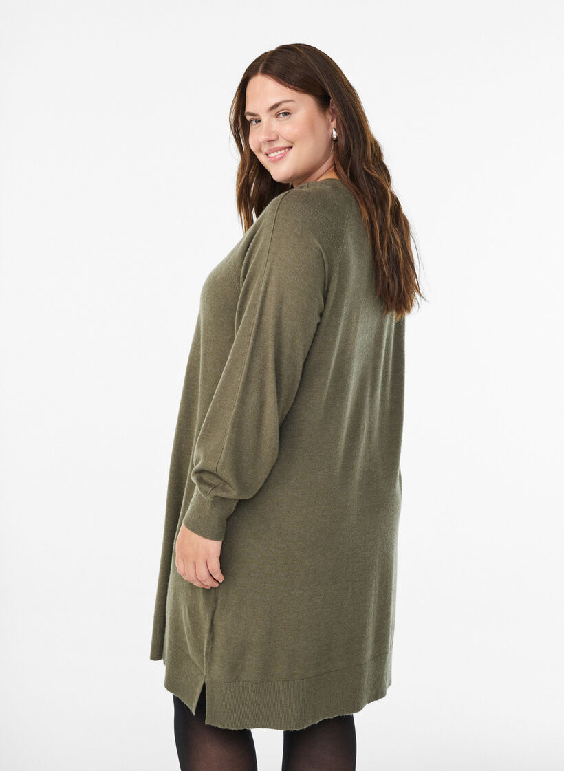 Kr&oacute;tka dzianinowa sukienka z raglanowymi rekawami i srodkowym szwem, Zielony, Model image number 2
