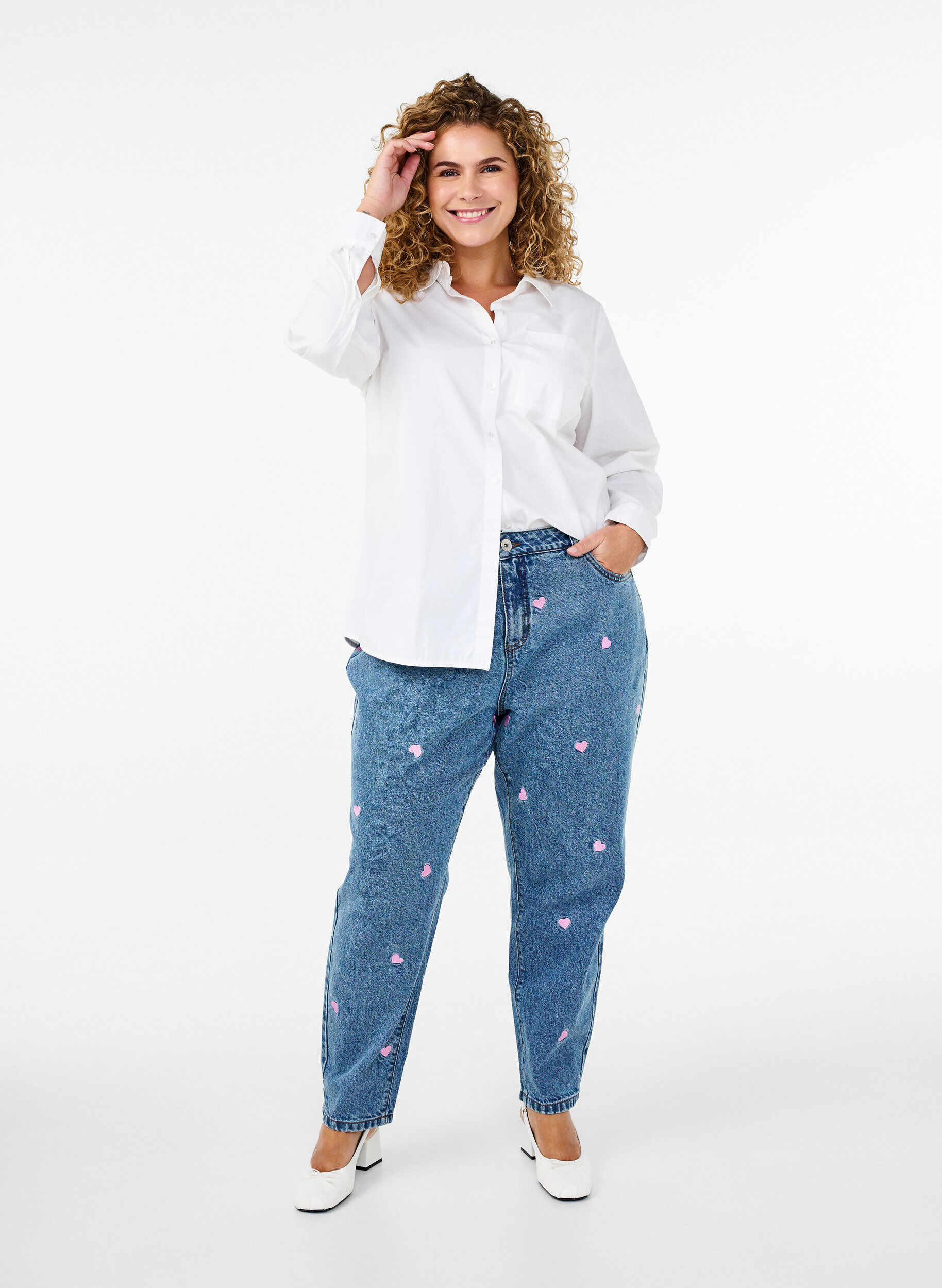 Zizzi  Jeansy Mille typu mom fit z haftem, Niebieskie, Model image number 0