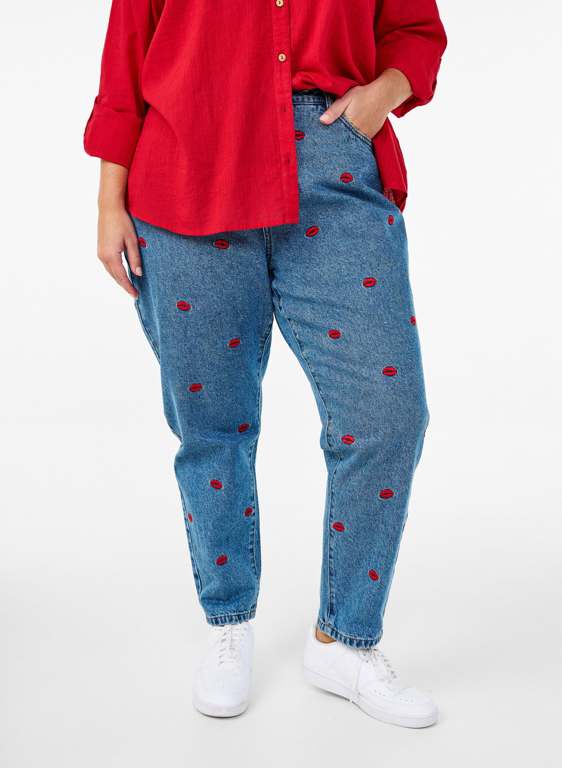 Zizzi  Jeansy Mille typu mom fit z haftem, Niebieskie, Model image number 2