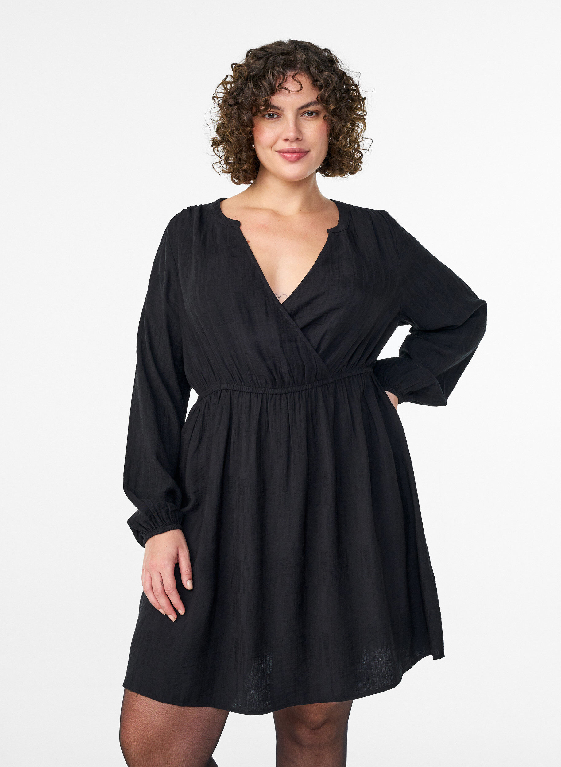 Kr&oacute;tkiej, fakturowanej sukienki w stylu "wrap", Czarne, Model