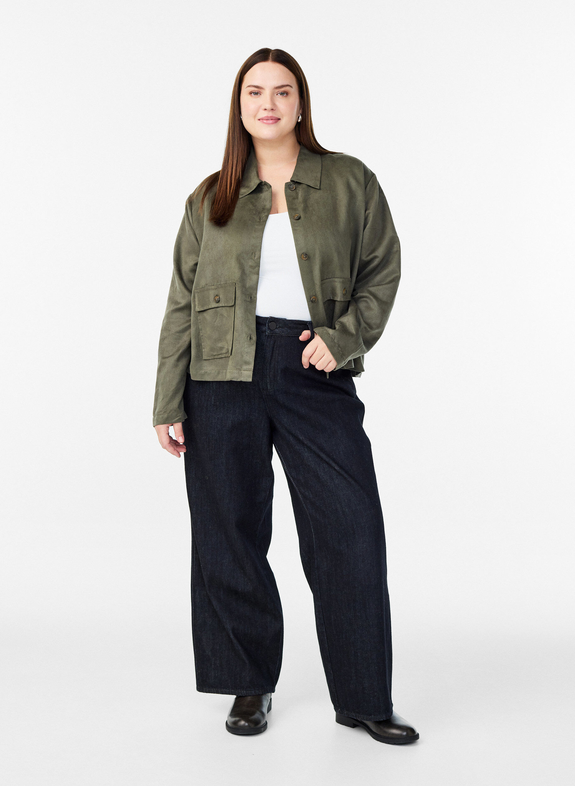 Zizzi Kr&oacute;tka kurtka ze sztucznego zamszu z kieszeniami, Zielony, Model image number 1