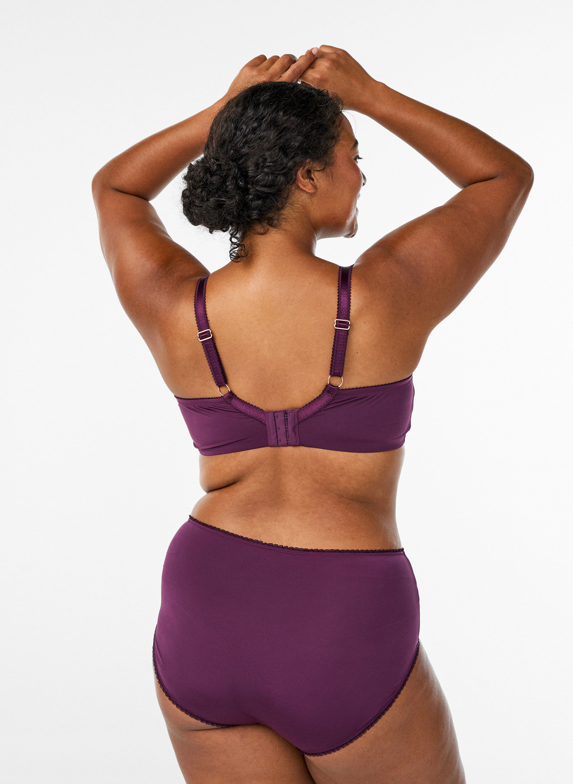 Zizzi Usztywniany biustonosz z kwiatowym haftem, Fioletowy, Model image number 2