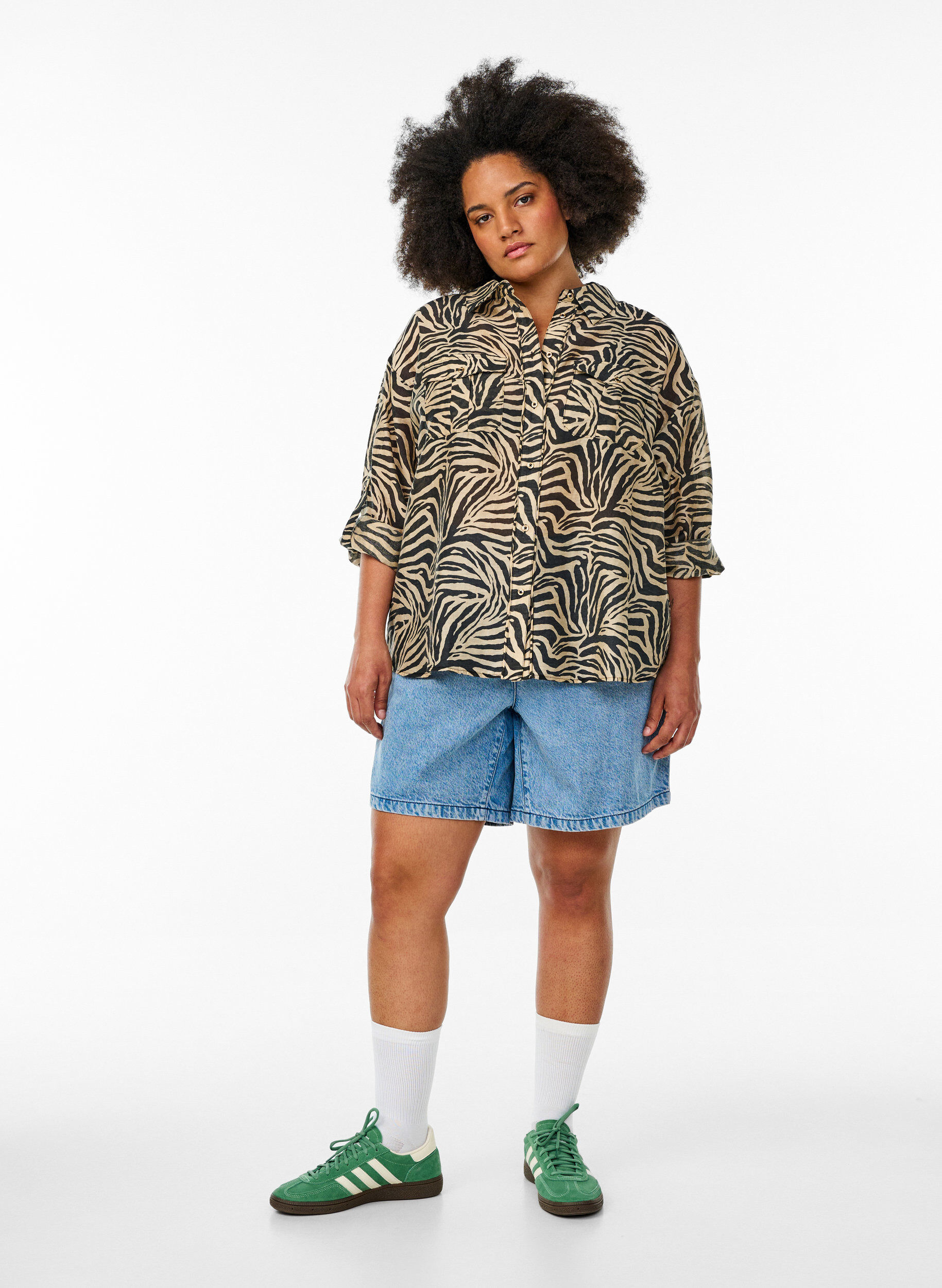 Zizzi Luzna koszula ze zwierzecym nadrukiem i kieszeniami na piersi, Czarne, Model image number 1