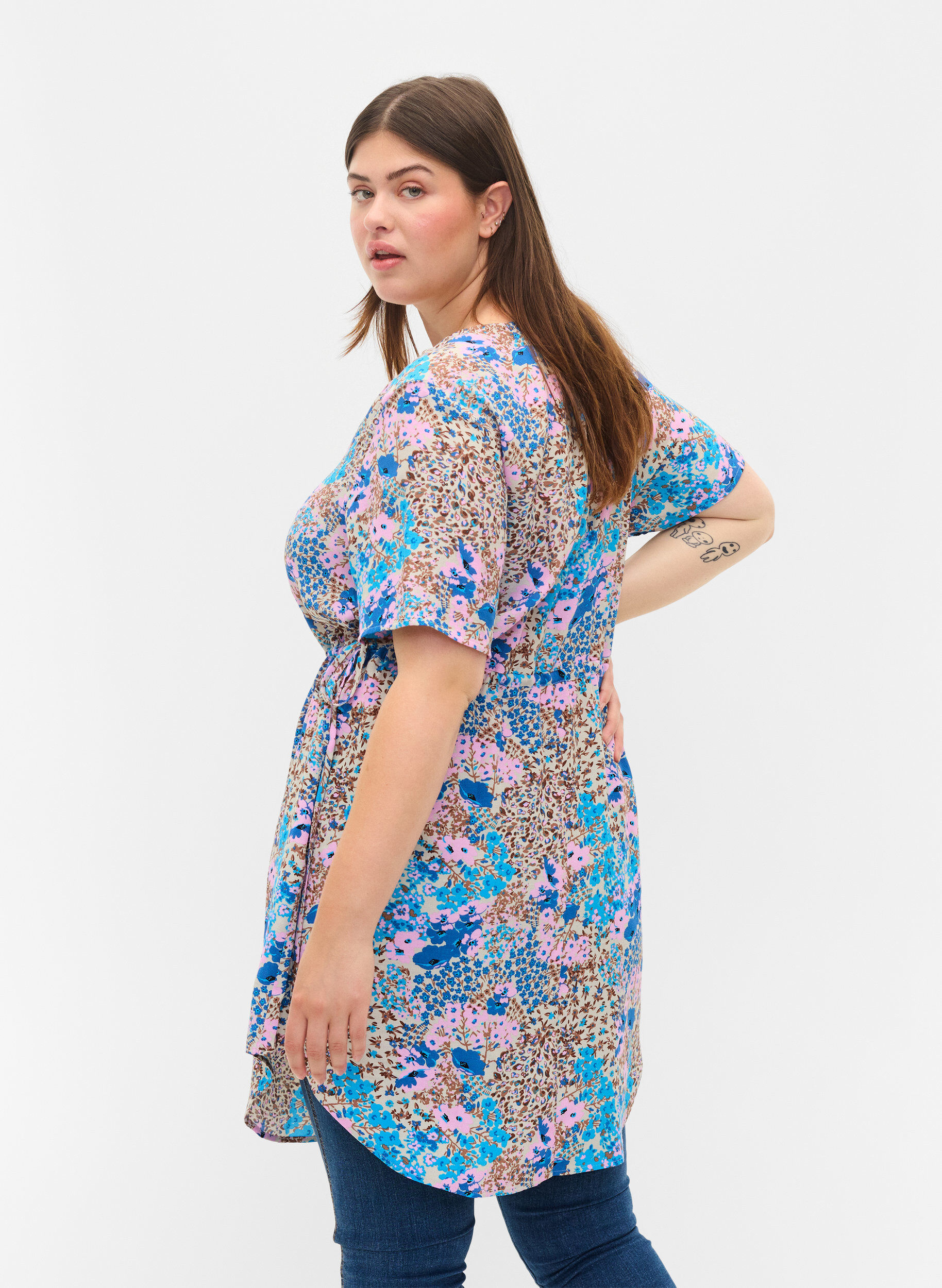 Zizzi Patterned dress with drawstring details, Blue Rose Flower, Model image number 1