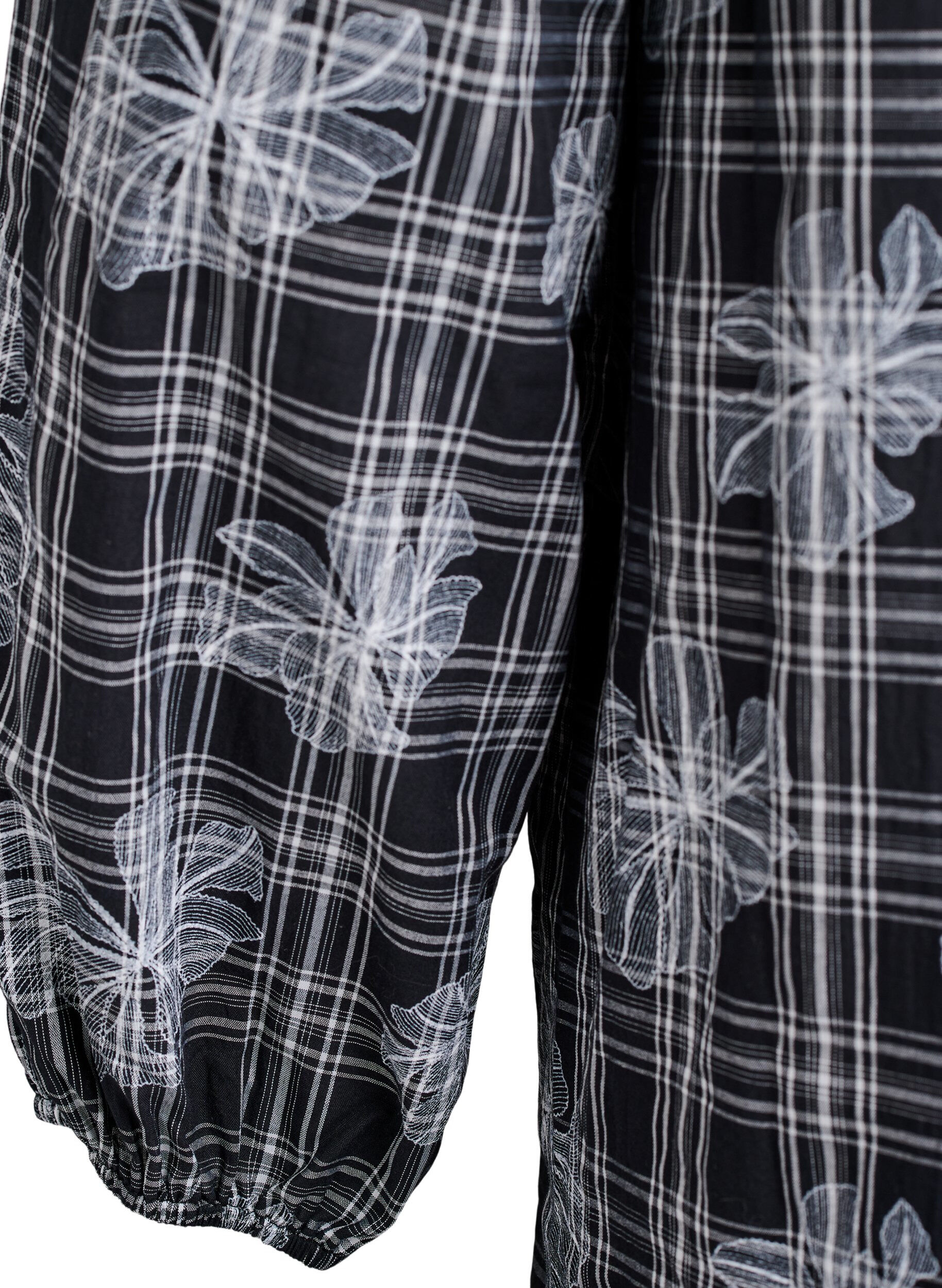 Zizzi Kr&oacute;tkiej sukienki w krate i z nadrukiem kwiatowym, Czarne, Packshot image number 3