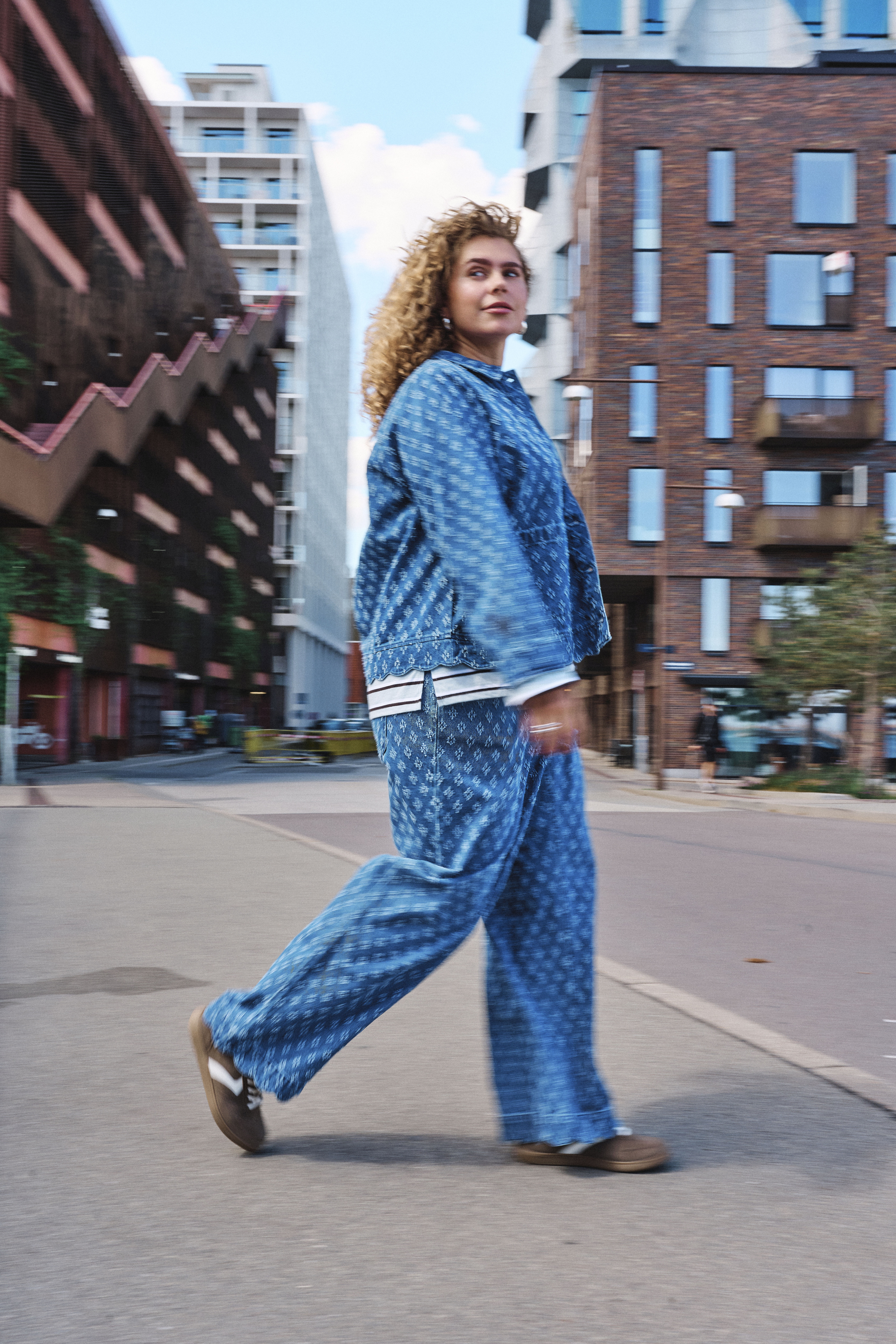 ZizziSwobodny styl z niebieskiego denimu, , Model