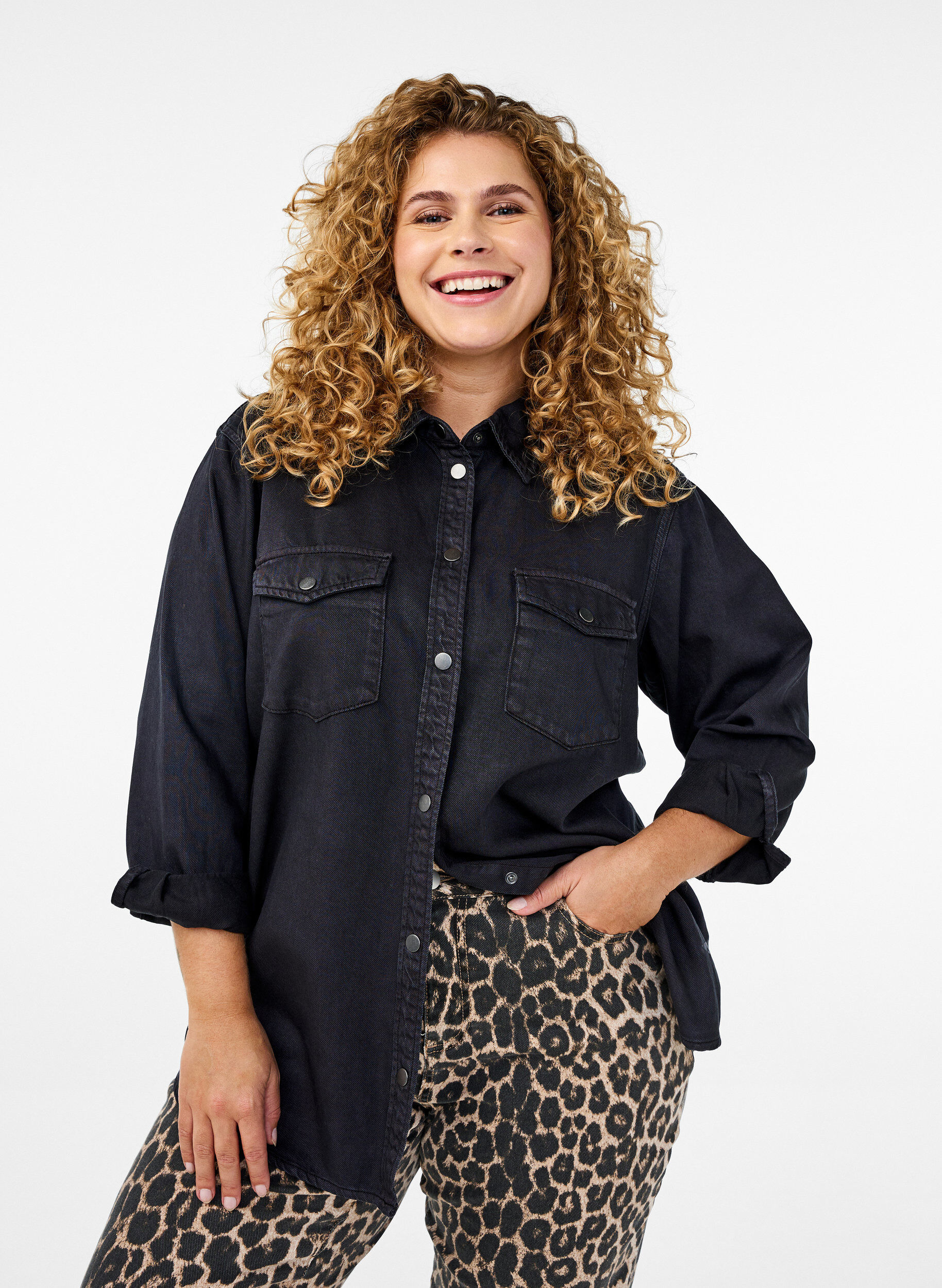 Zizzi Koszula jeansowa z kieszeniami na piersi, Czarne, Model image number 0