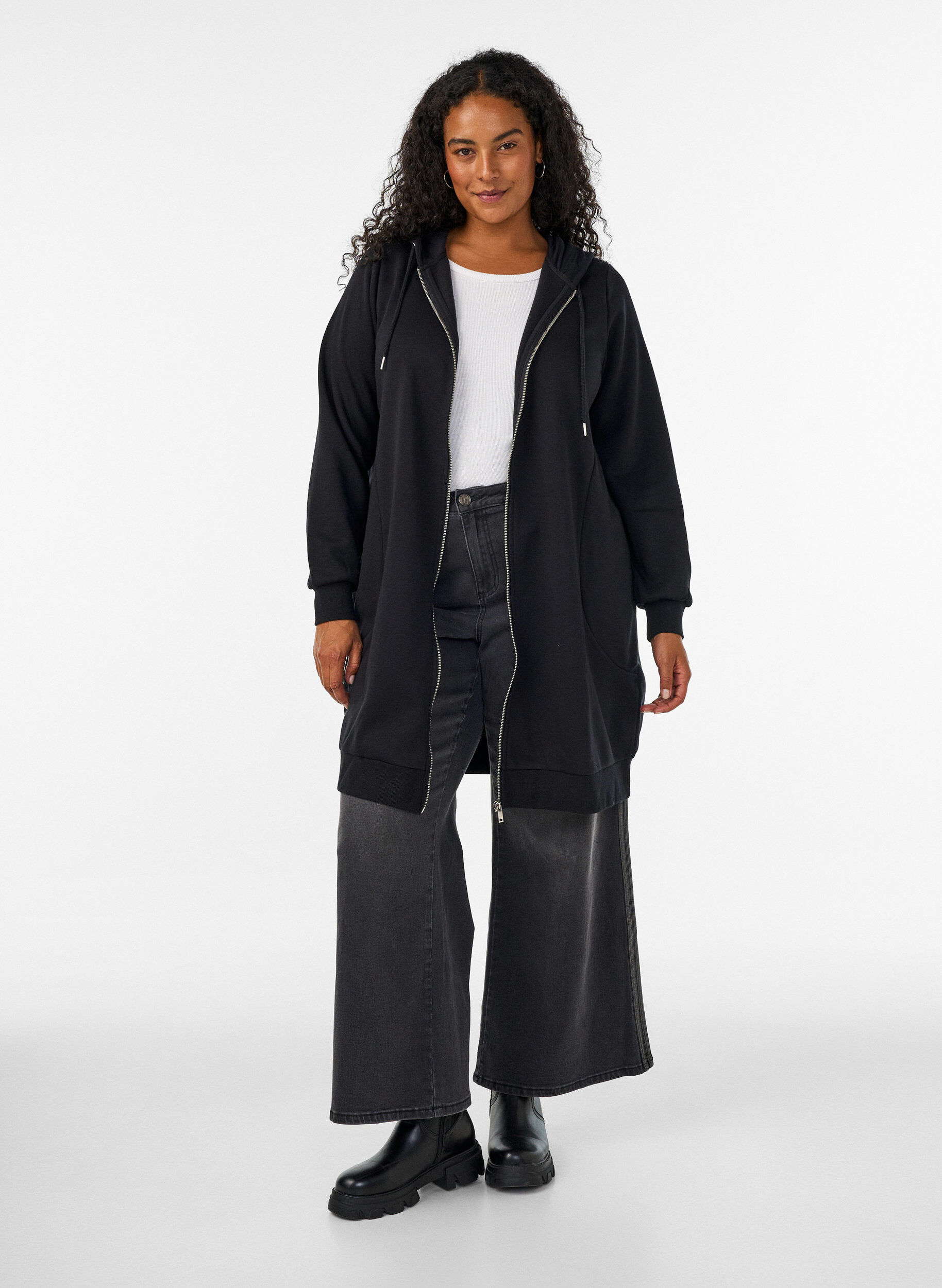 ZizziDluga bluza z kapturem, zamkiem blyskawicznym i kieszeniami, Czarne, Model image number 1