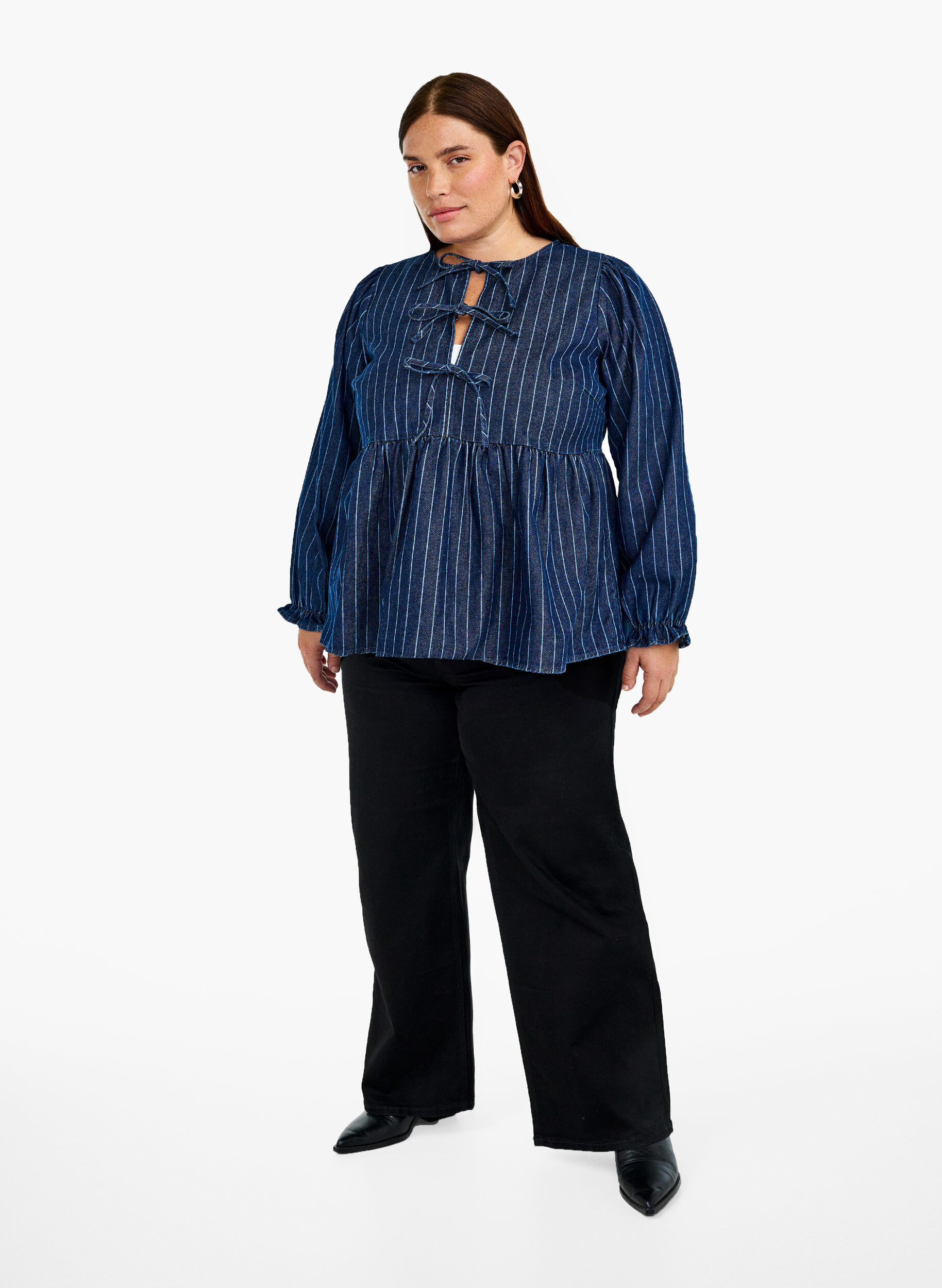 Zizzi Dzinsowa bluzka w paski z wiazaniem z przodu, Niebieskie, Model image number 1