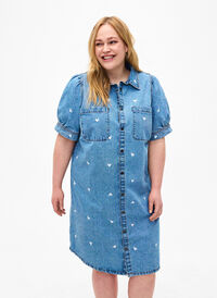 Jeansowa sukienka z haftowanymi sercami, Light blue denim, Model
