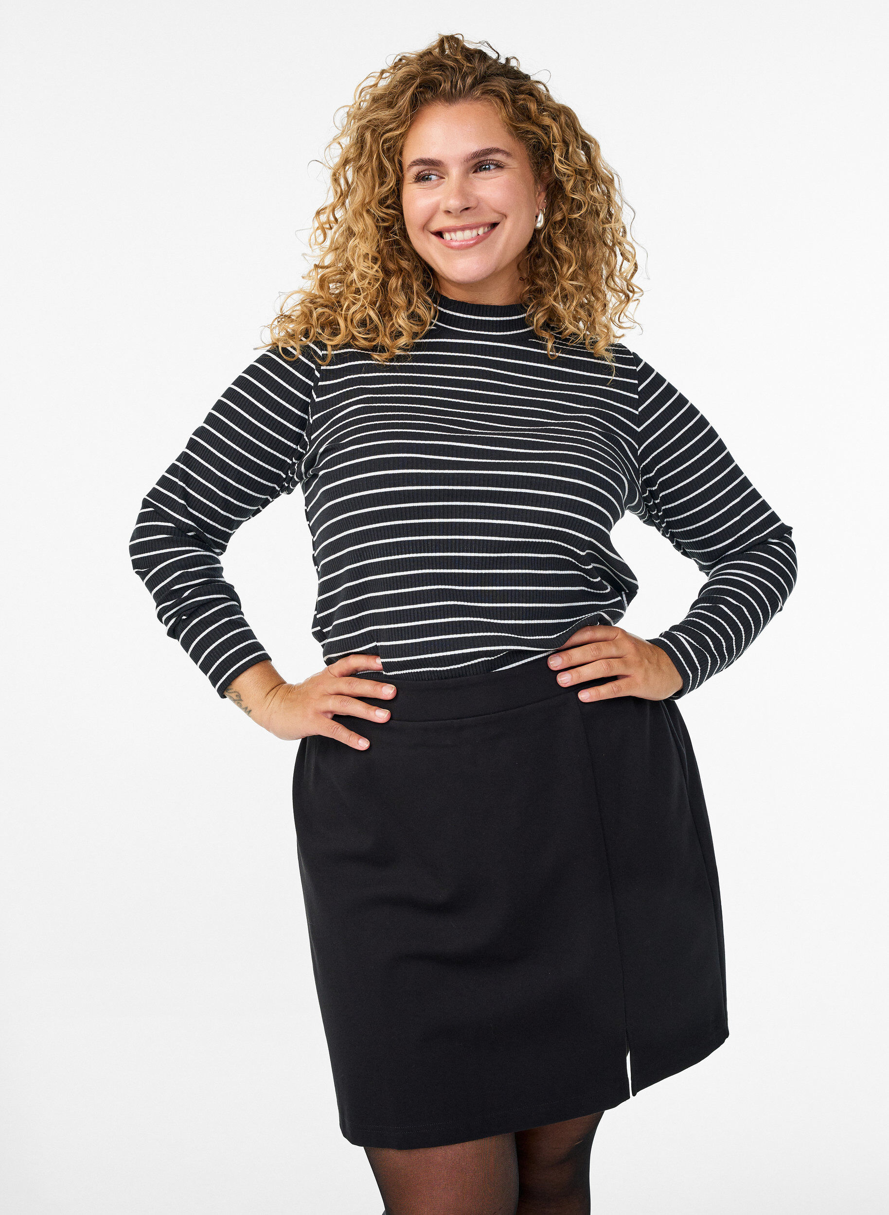 Kr&oacute;tka dzersejowa sp&oacute;dniczka z rozcieciem, Czarne, Model