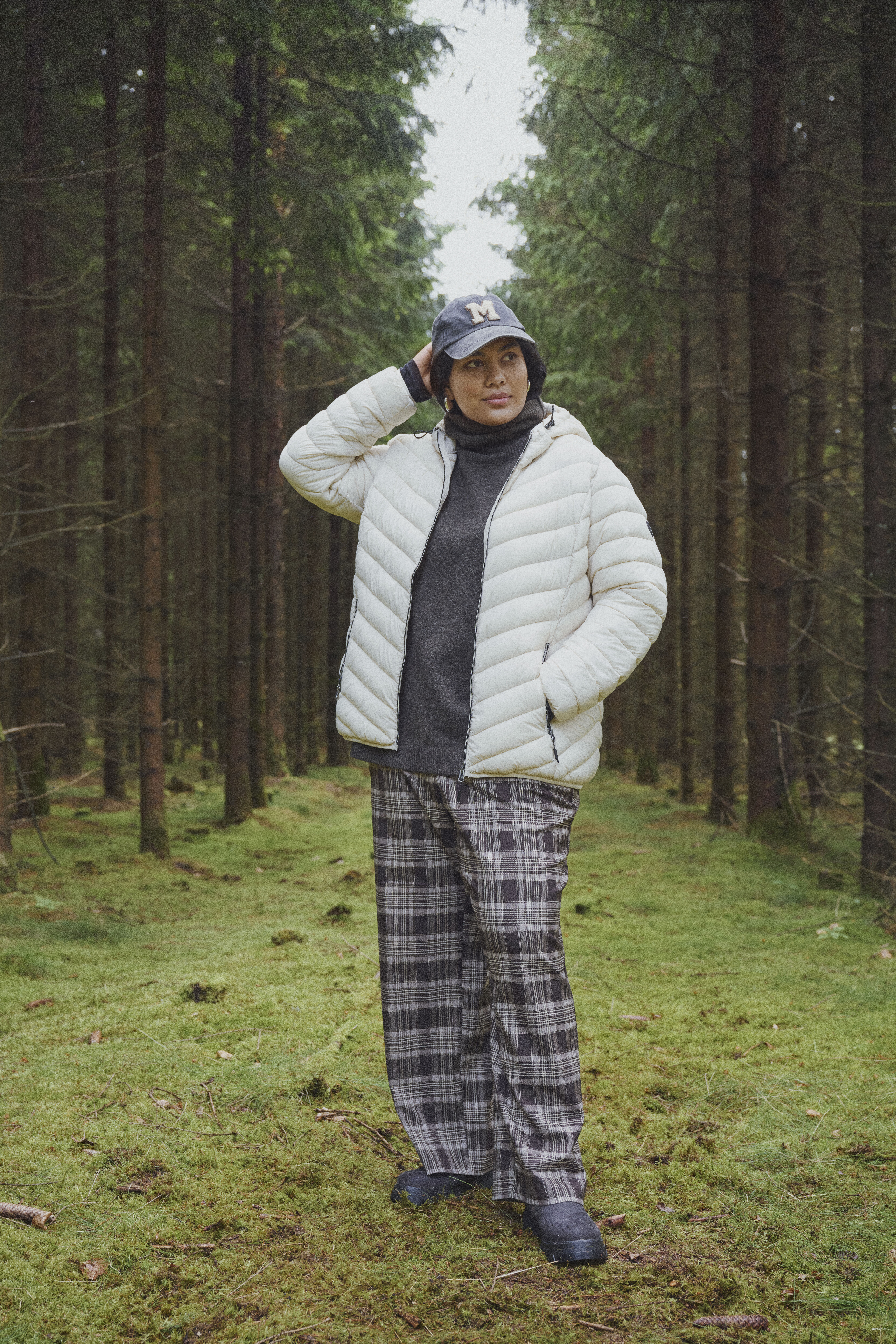 ZizziSwobodny leśny styl w białych odcieniach, , Model