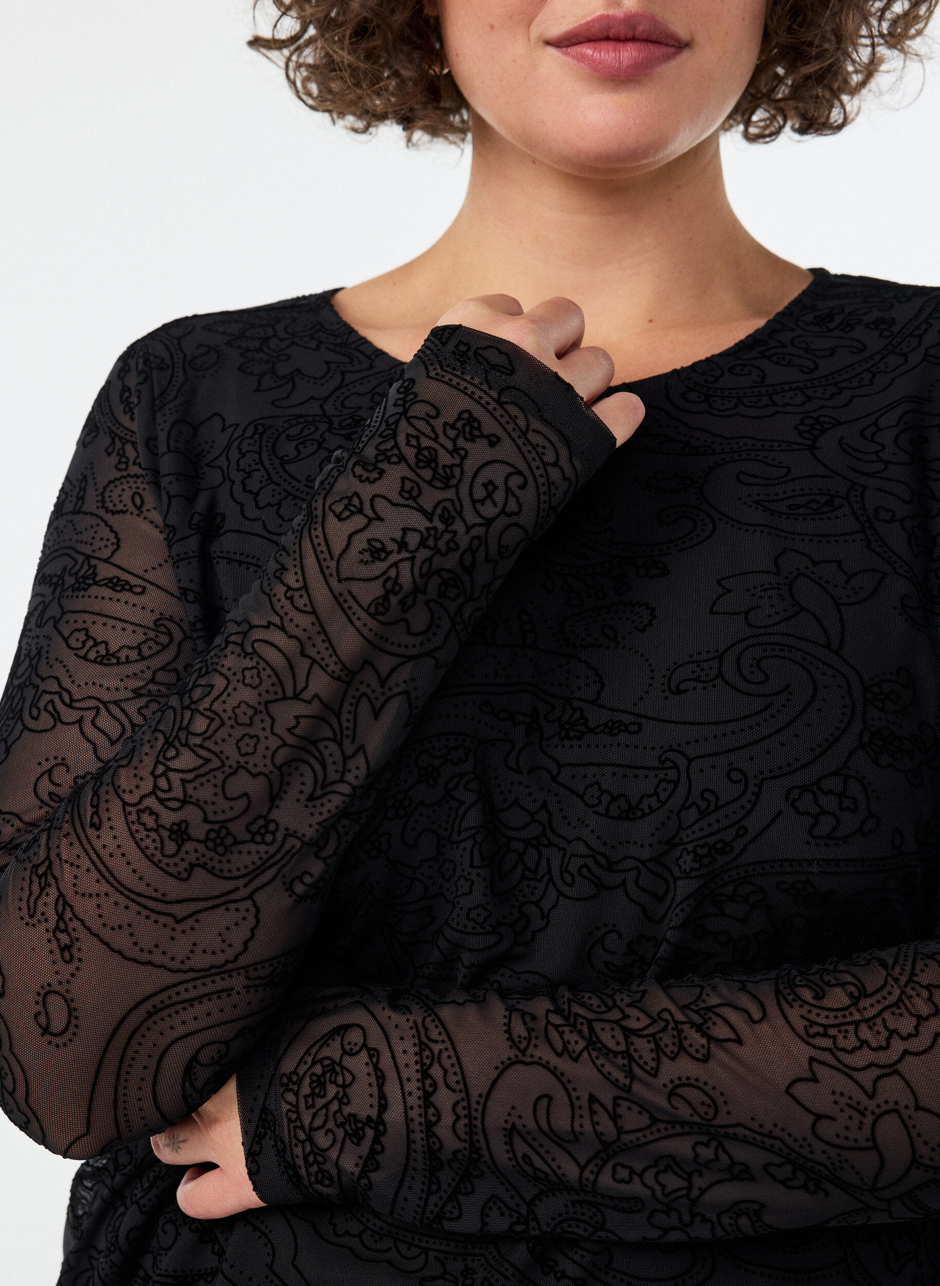 ZizziBluzka z siateczki we wz&oacute;r paisley z asymetrycznym dolem, Czarne, Model image number 3