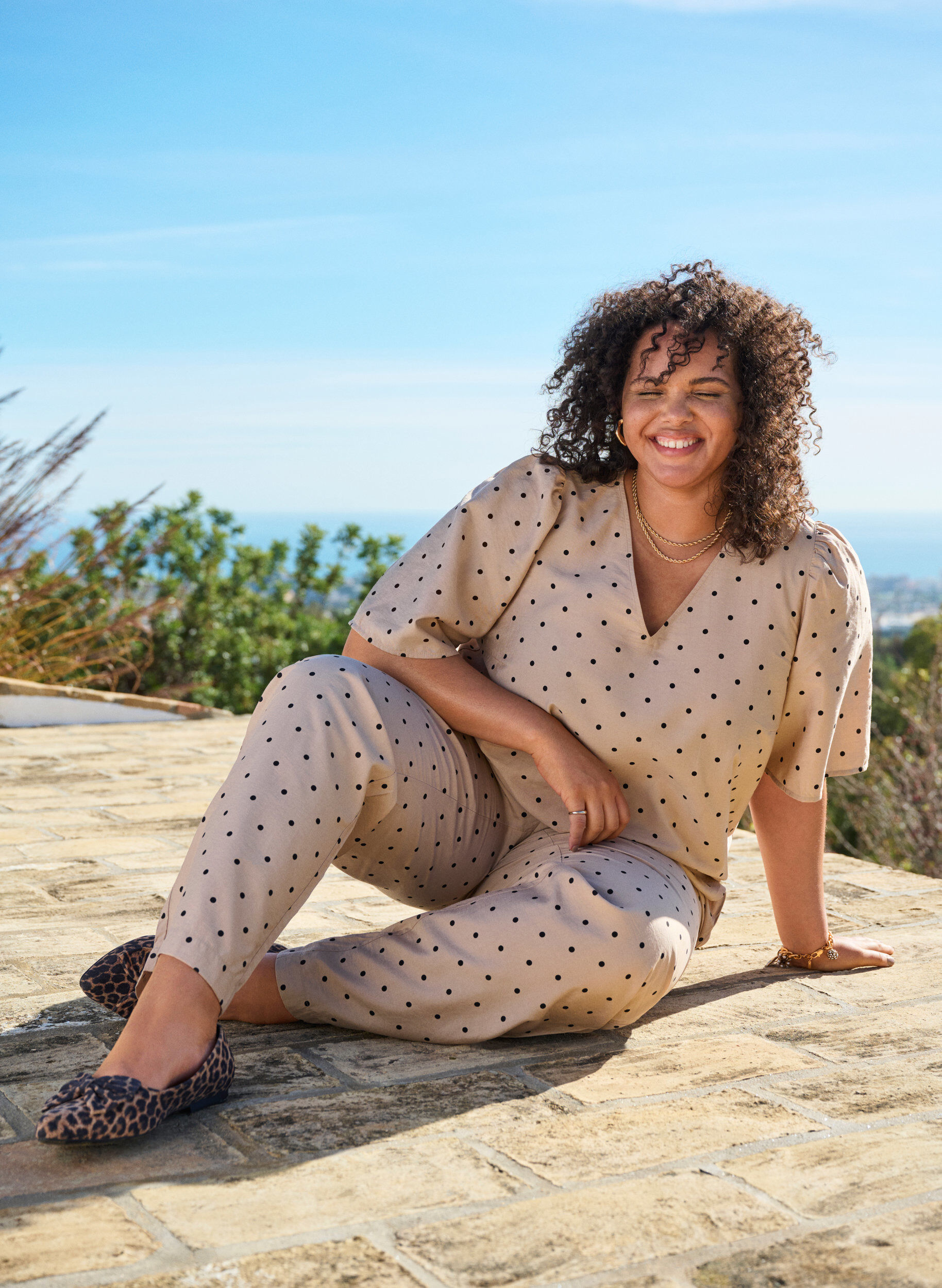 Zizzi Spodnie w&nbsp;kropki z&nbsp;prostymi nogawkami, Beżowy, Image image number 0