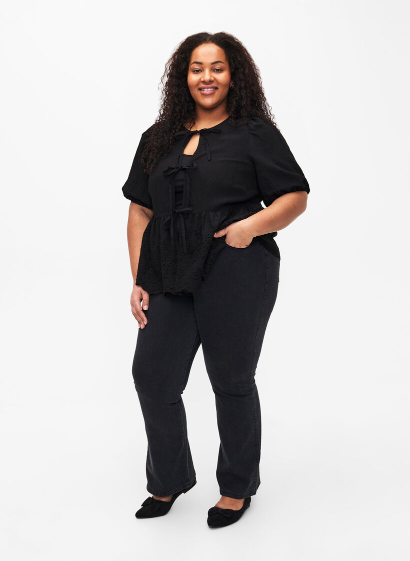 Bluzka z wiskozy z haftem angielskim, Black, Model image number 3