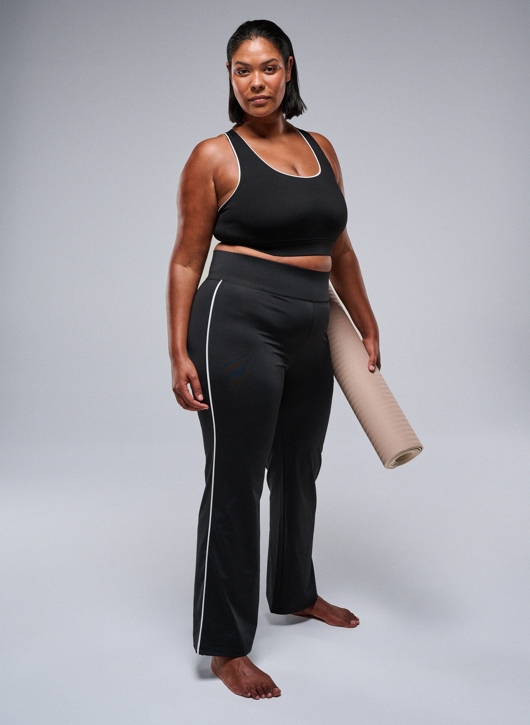 Zizzi Rozkloszowane spodnie treningowe z kontrastowa lam&oacute;wka, Czarne, Image image number 0