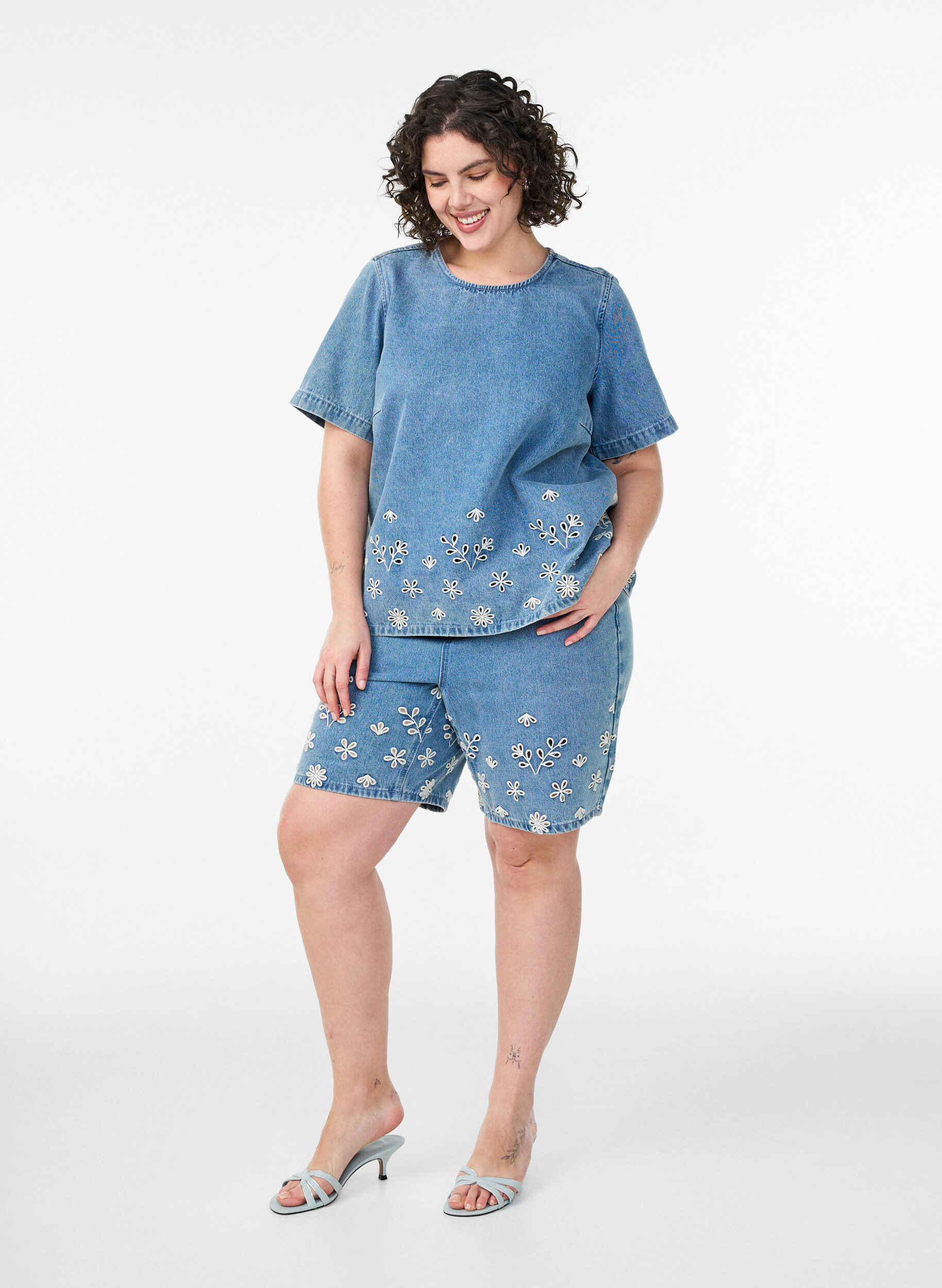 Zizzi Bluzka z kr&oacute;tkim rekawem z denimu z haftami broderie anglaise, Niebieskie, Model image number 1