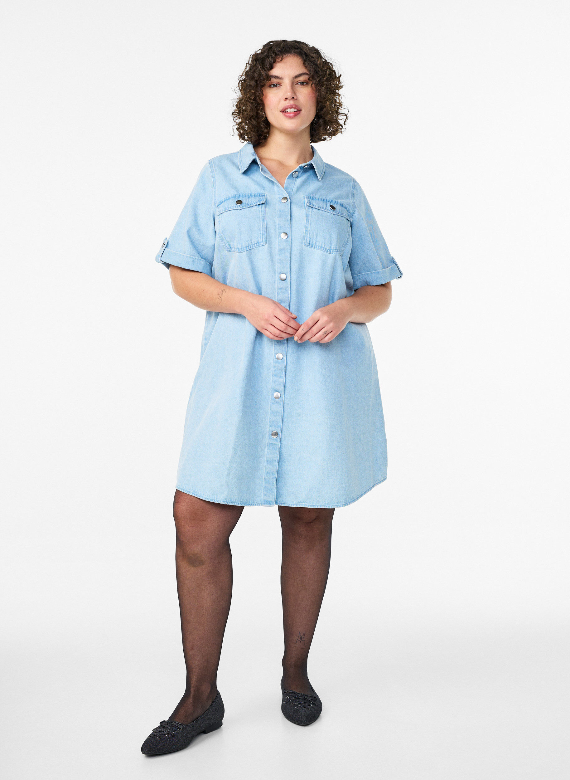Zizzi Denim sukienka z kr&oacute;tkimi rekawami i guziki, Niebieskie, Model image number 1