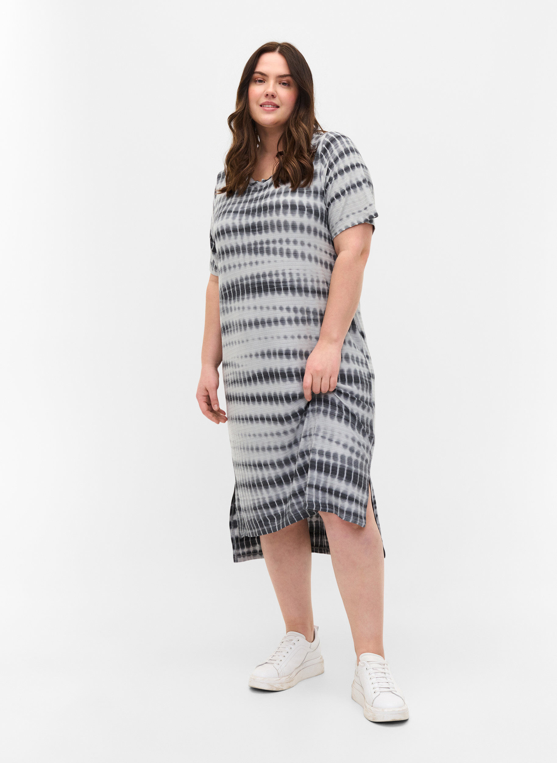 Zizzi Short-sleeved viscose dress with tie-dye print, White, Black Tie Dye, Model image number 2