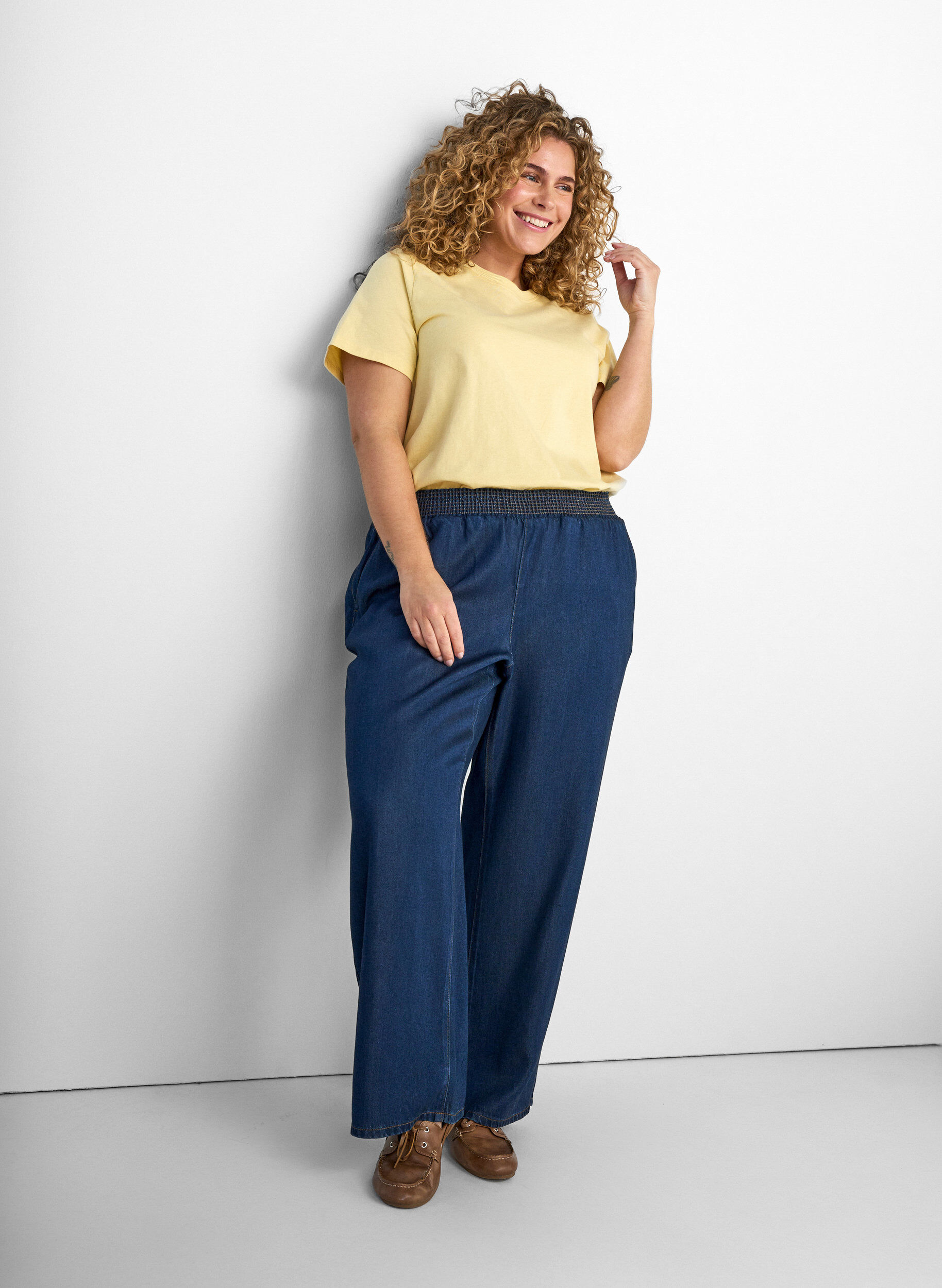 Zizzi Podstawowa koszulka bawelniana z okraglym dekoltem, Ż&oacute;łty, Model image number 3